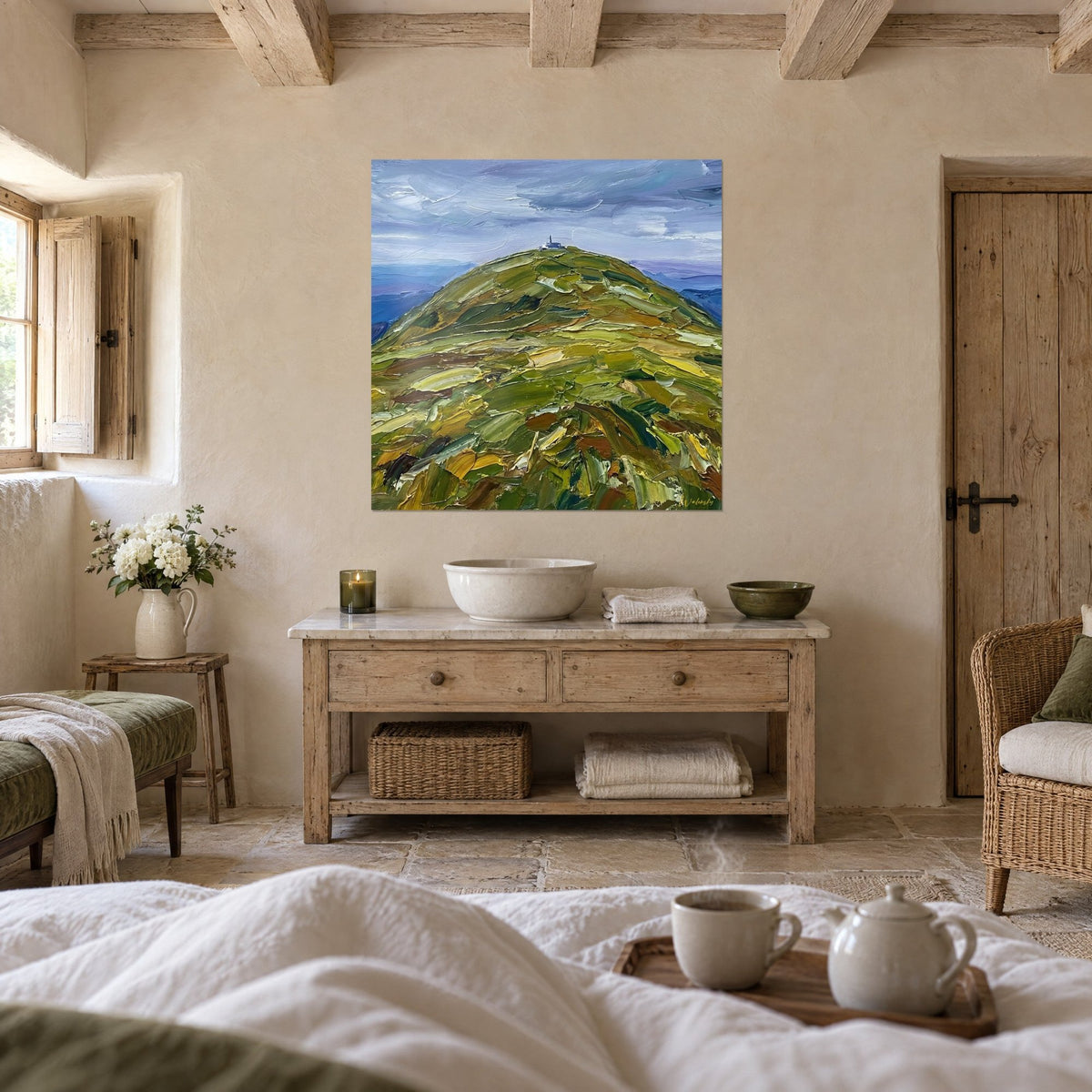 Gemälde grasbewachsene Kuppe in breiten grünen und goldenen Pinselstrichen, kleines Denkmal in der Ferne, über einem Bett in einem hellen Schlafzimmer