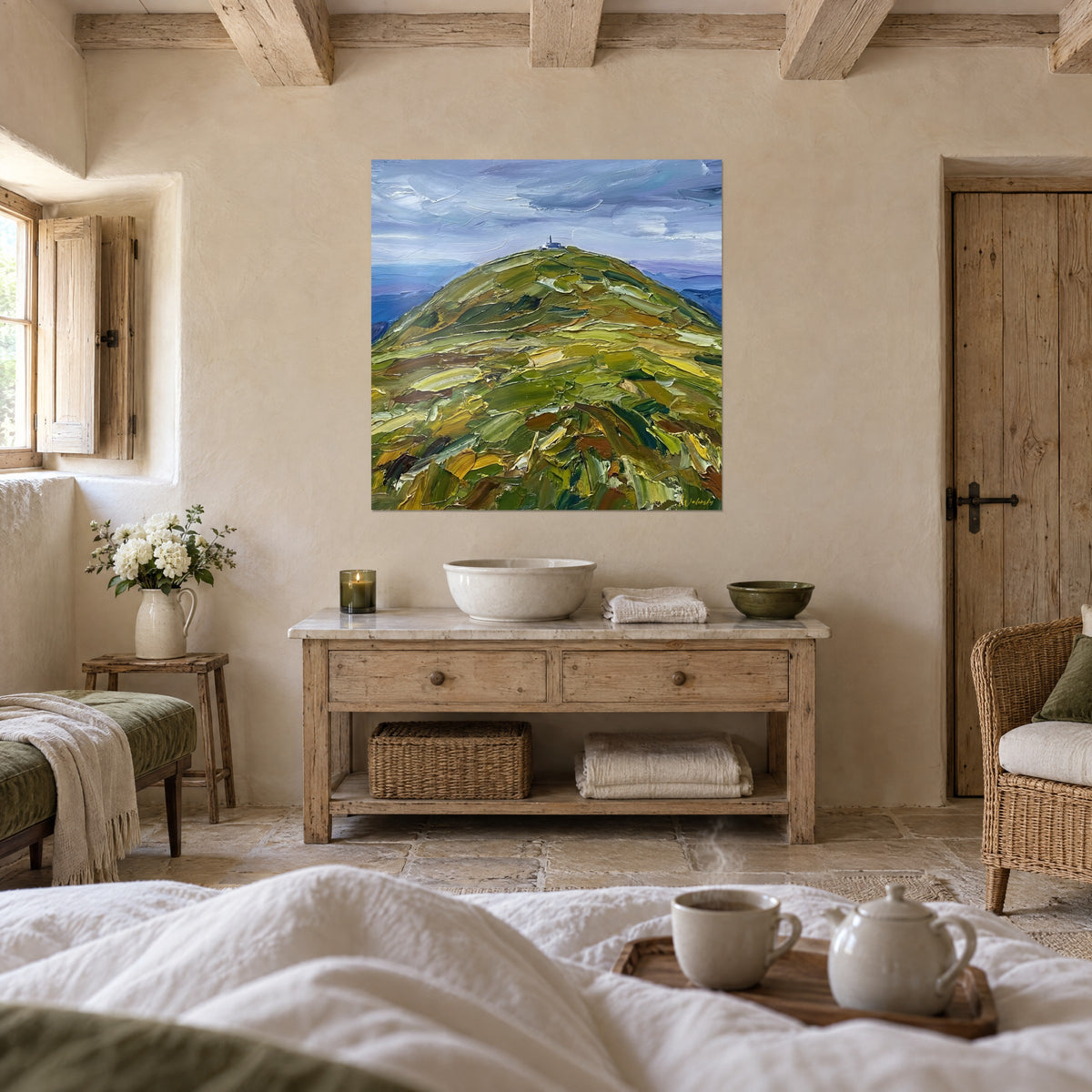 Quadro vetta erbosa dipinta con ampie pennellate di verde e oro, piccolo monumento in lontananza, sopra un letto in una camera chiara