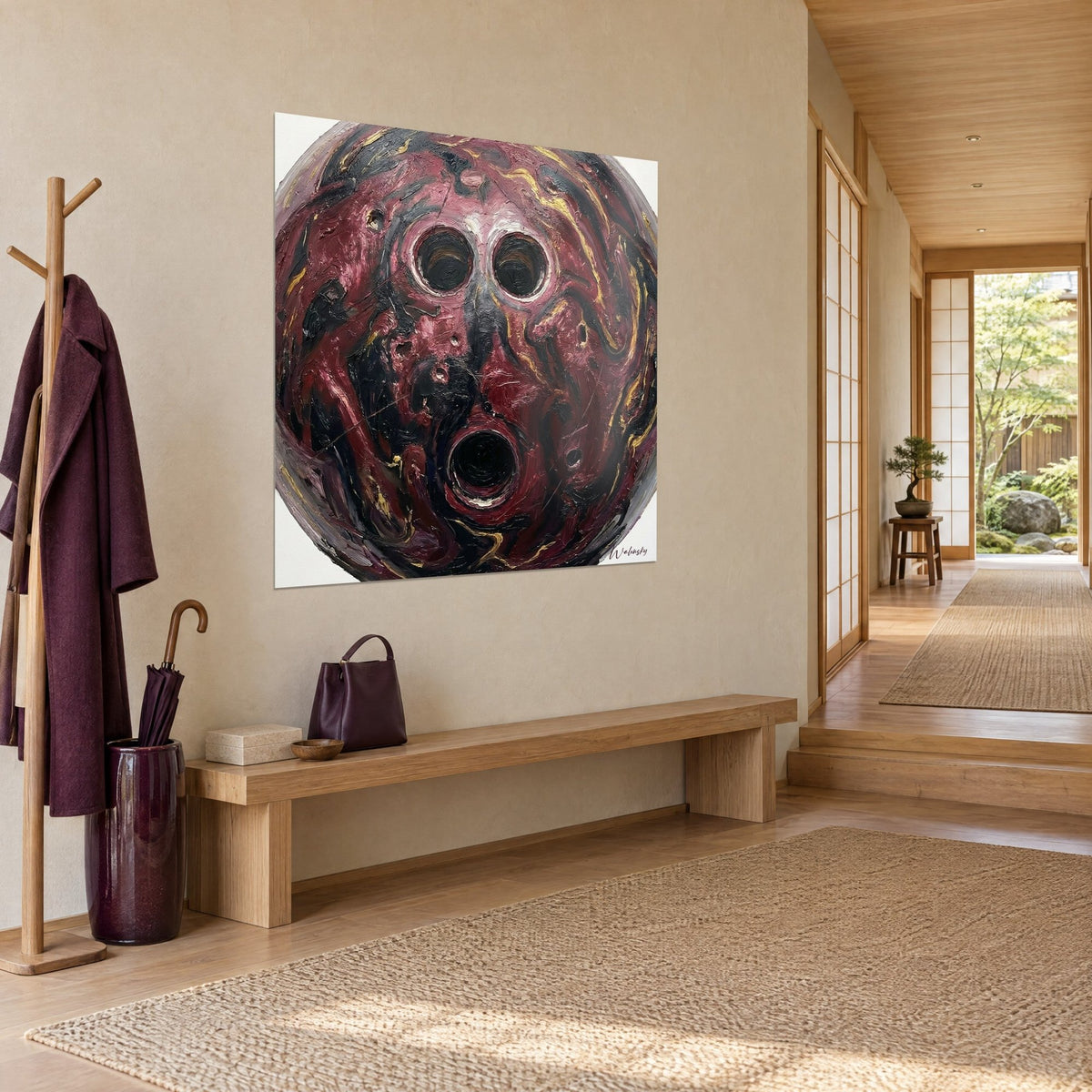 Quadro globo rosso sangue striato di nero, impasto di olio spesso e venature dorate intorno a due occhi scuri, vista di tre quarti nell'ingresso
