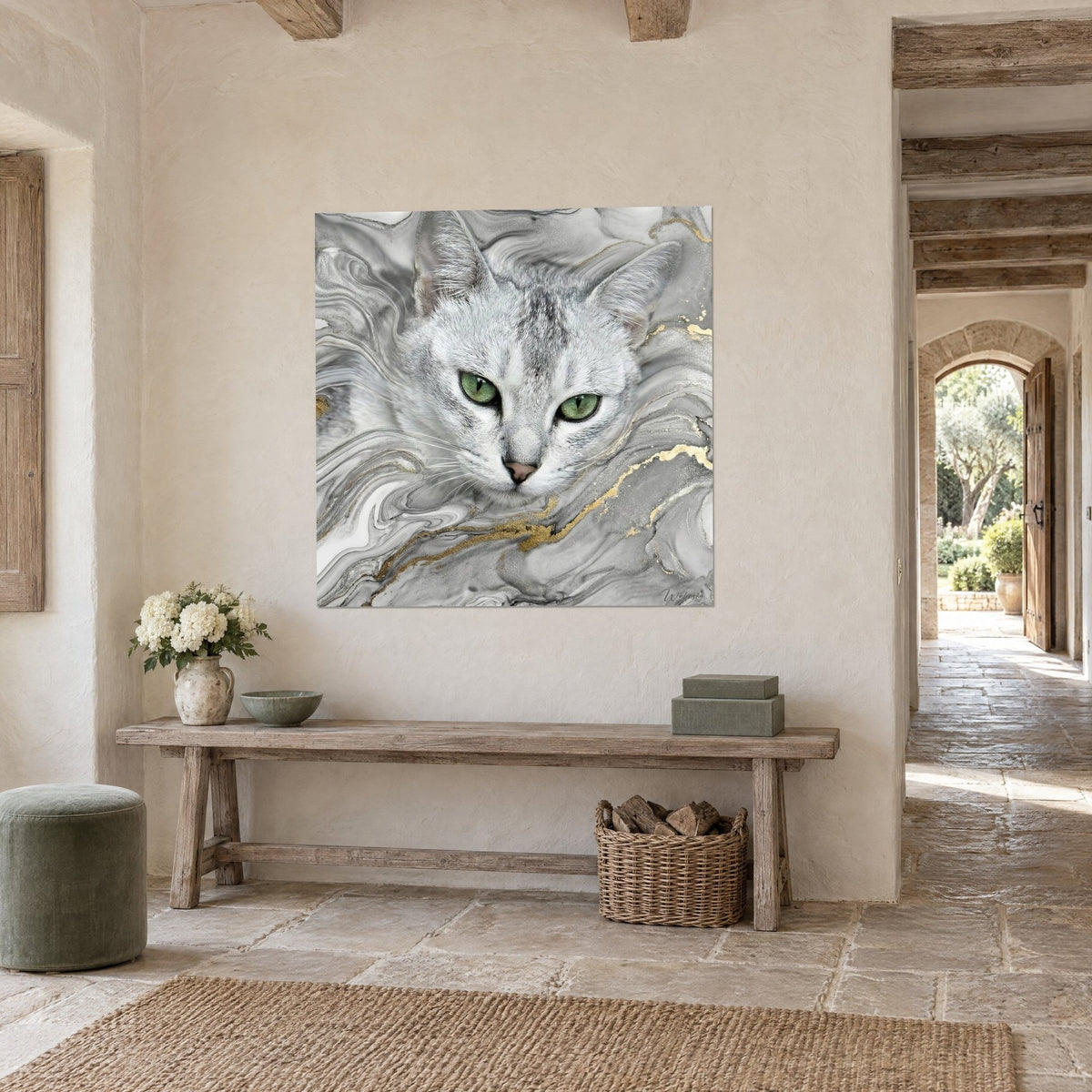 Quadro felino grigio perla dallo sguardo smeraldo, volute di marmo bianco e oro, appeso accanto a un arco in pietra