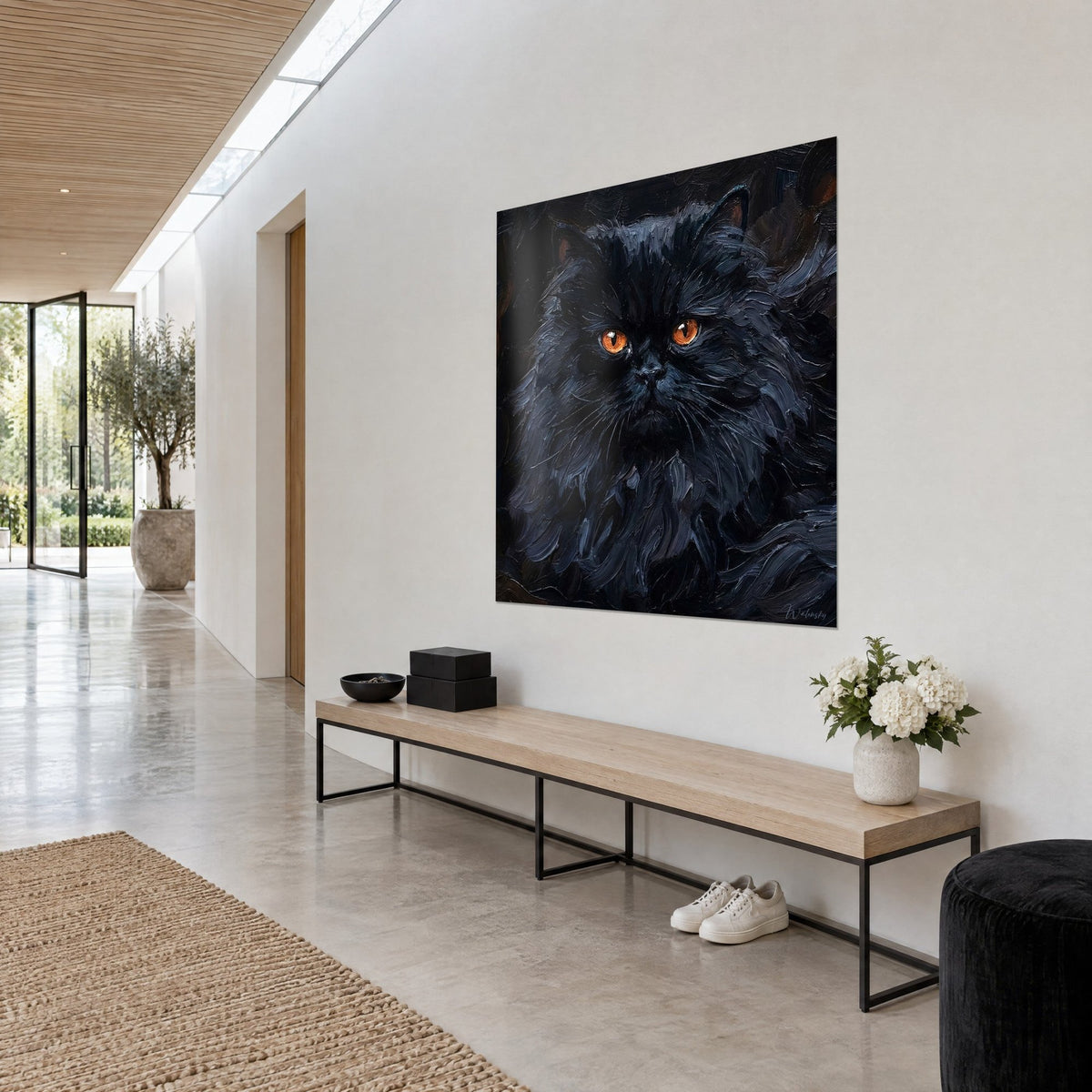 Schilderij van een kat met lang inktzwart haar en amberoranje blik, dikke olieverfimpasto, witte muur van een glazen gang en houten bank