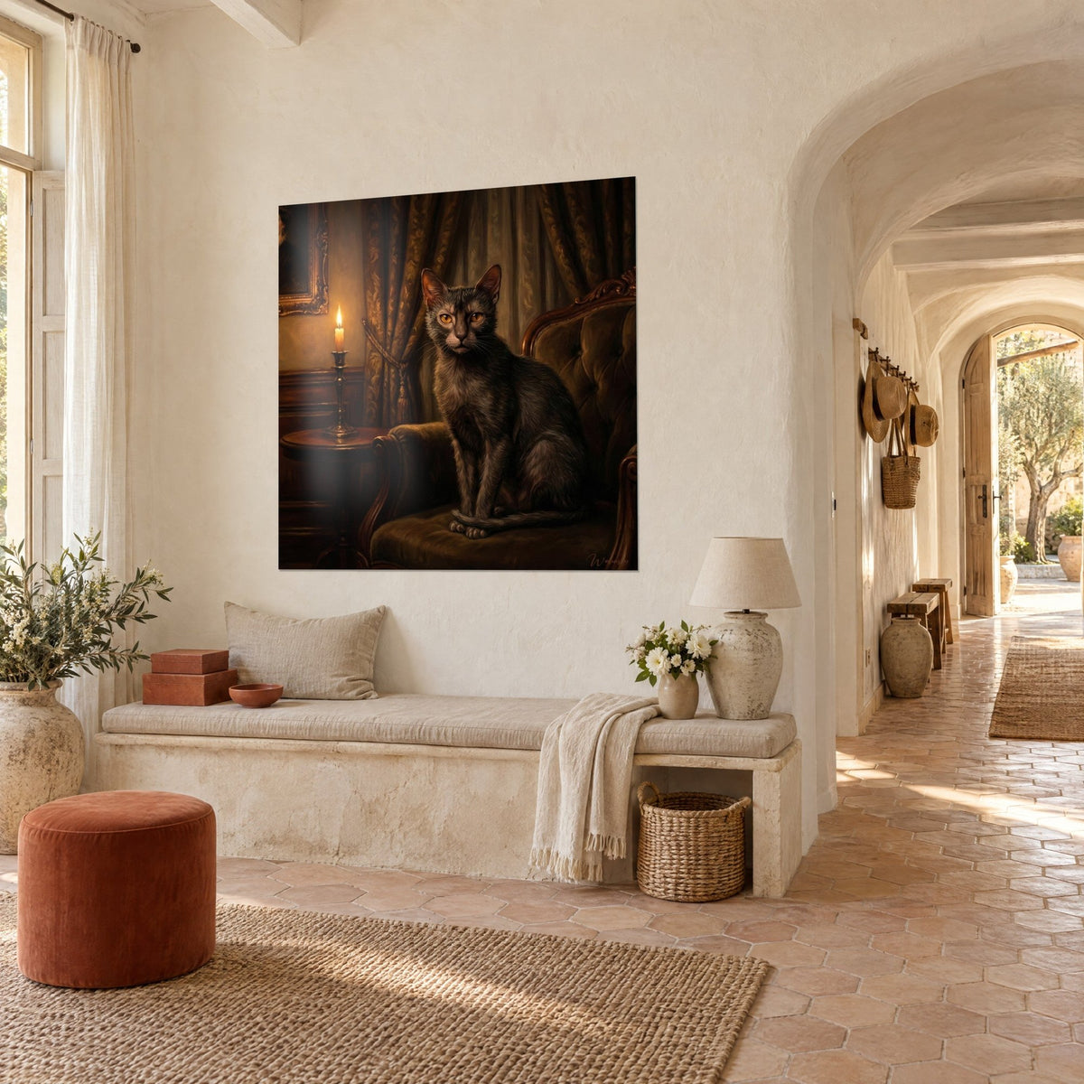 Schilderij van een aristocratische kat met houtskoolgrijze vacht, okerkleurige damasten gordijnen en messing kandelaar, driekwart aanzicht in een Provençaals landhuis