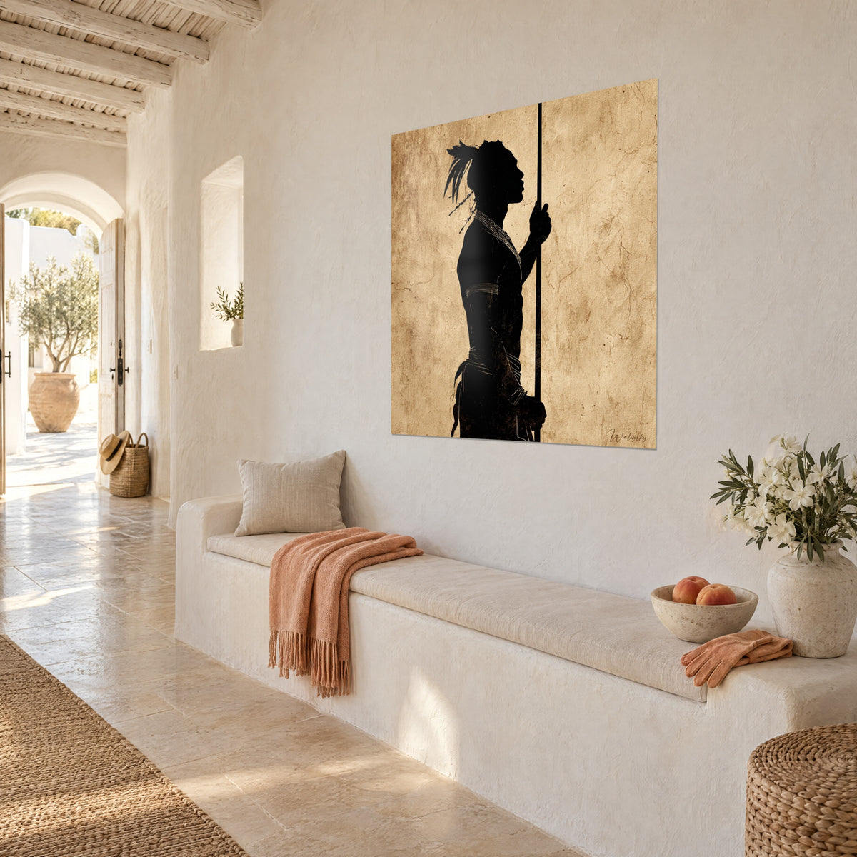 Quadro profilo di un cacciatore notturno che impugna la sua lancia, ocra invecchiato e nero profondo, su una parete bianca di una casa mediterranea