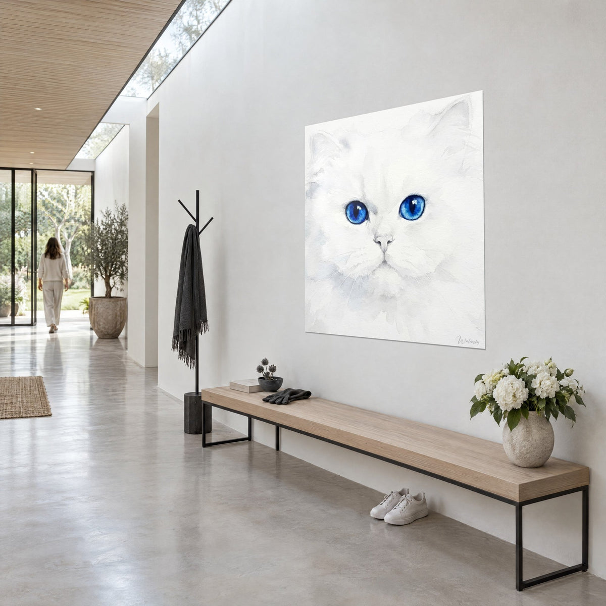 Cuadro gato angora inmaculado de mirada zafiro, hocico rosa pálido, vista de tres cuartos sobre una pared blanca encima de un banco de roble