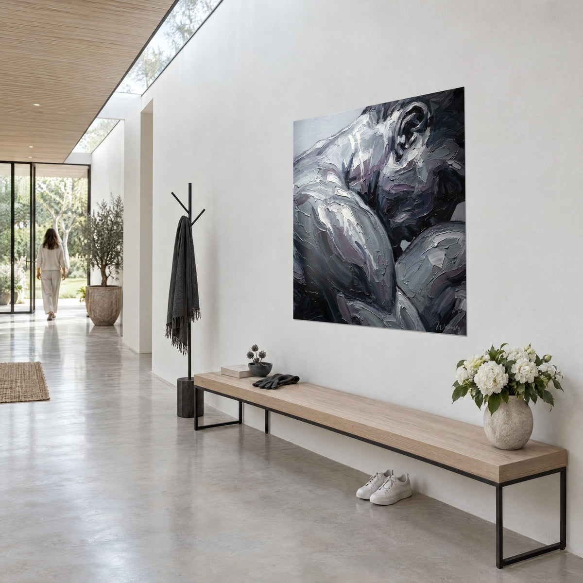 Tableau torse puissant sculpté au couteau, gris acier et blanc nacré, oreille en relief, couloir d'une maison d'architecte