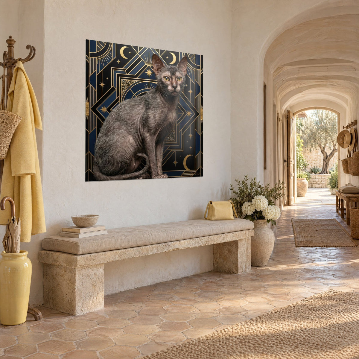 Schilderij haarloze kat met puntige oren, gouden halve manen en sterren op marineblauw, Provençaals stenen huis in lichte tinten