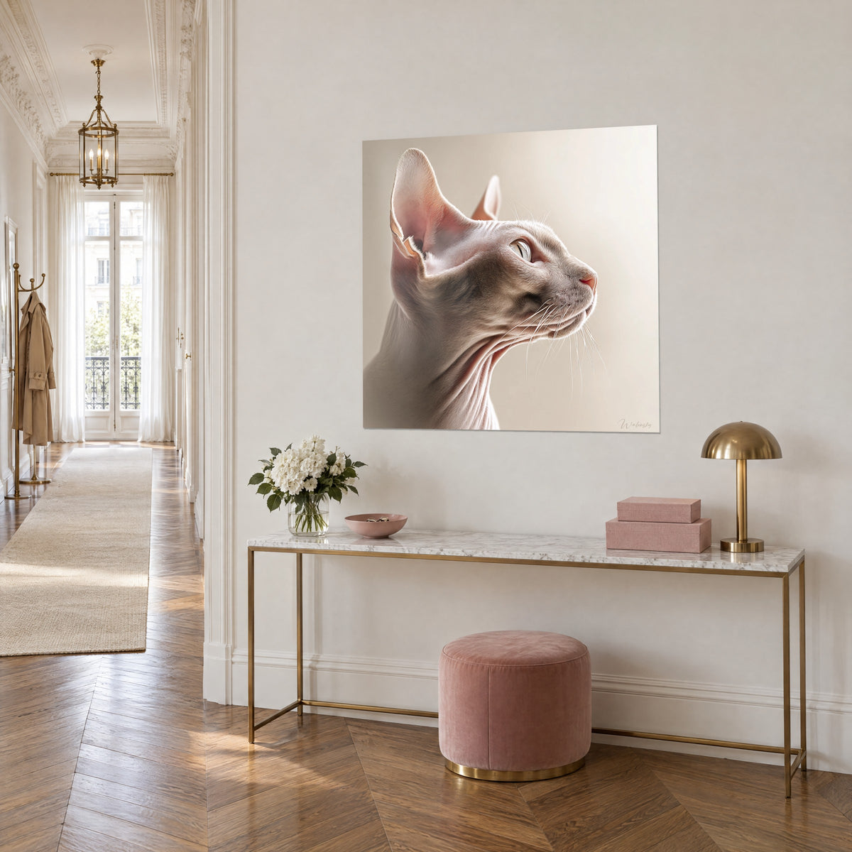 Πίνακας γάτα Sphynx με καθαρό βλέμμα προς τα πάνω, κρεμ και μπεζ φόντο, κρεμασμένος πάνω από χρυσή κονσόλα σε τρίτη θέση