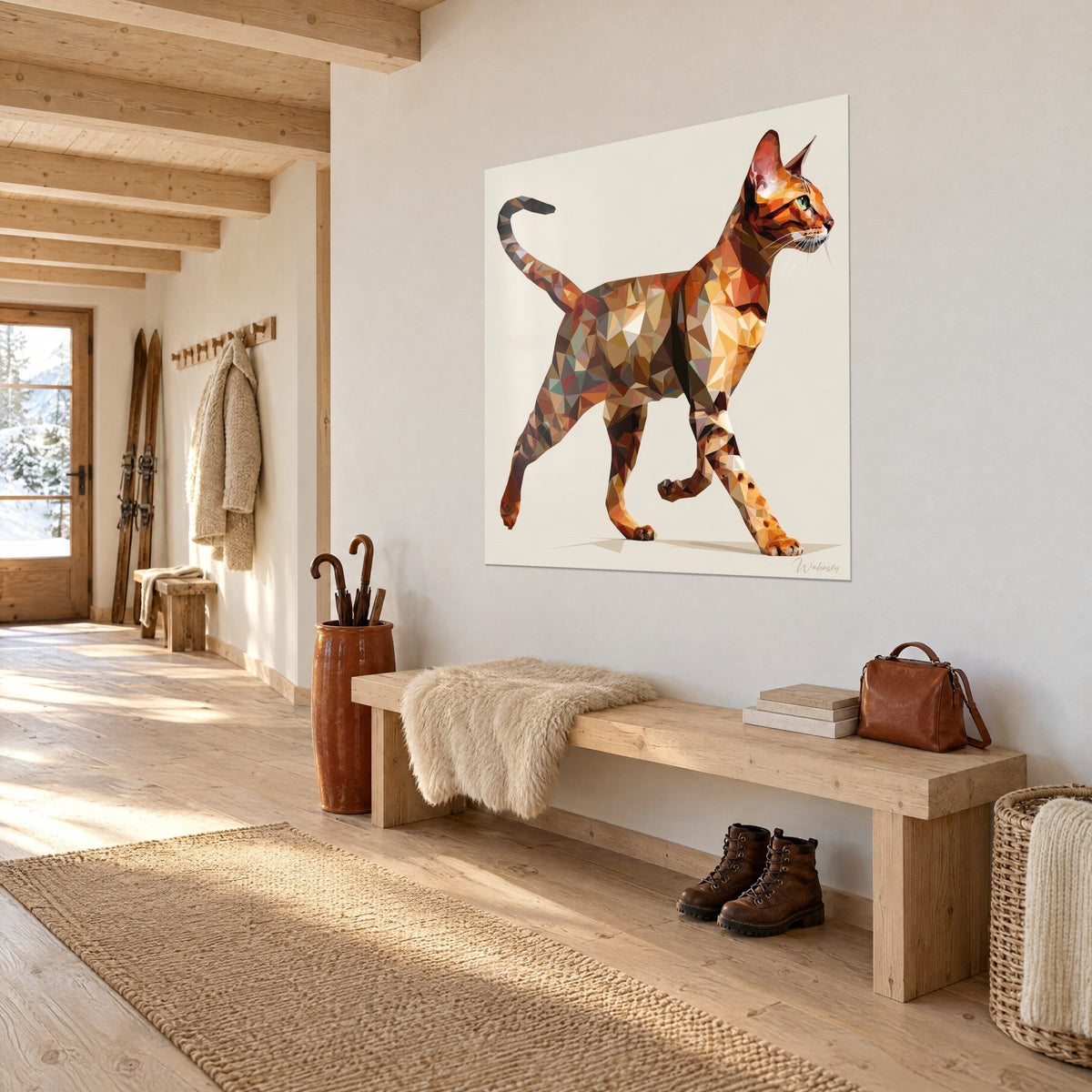 Quadro gatto con triangoli arancio ruggine e marroni, coda alzata a uncino, tre quarti in uno chalet