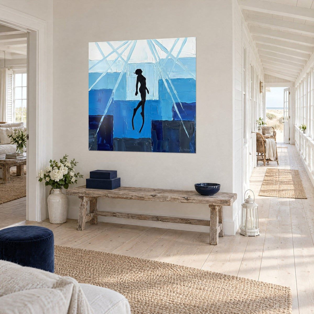 Tableau nageur en silhouette sombre flottant entre aplats de bleu cobalt et gris ardoise, empâtements au couteau, vue de trois-quarts, maison bord de mer