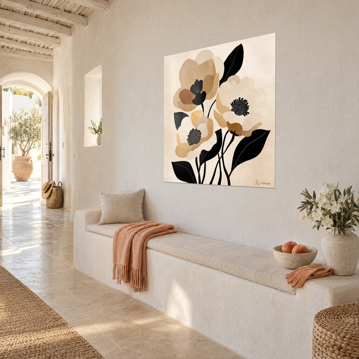 Tableau bouquet graphique de pivoines sable et ivoire, longues tiges noires entrelacées, accroché au-dessus d'une banquette en pierre blanche