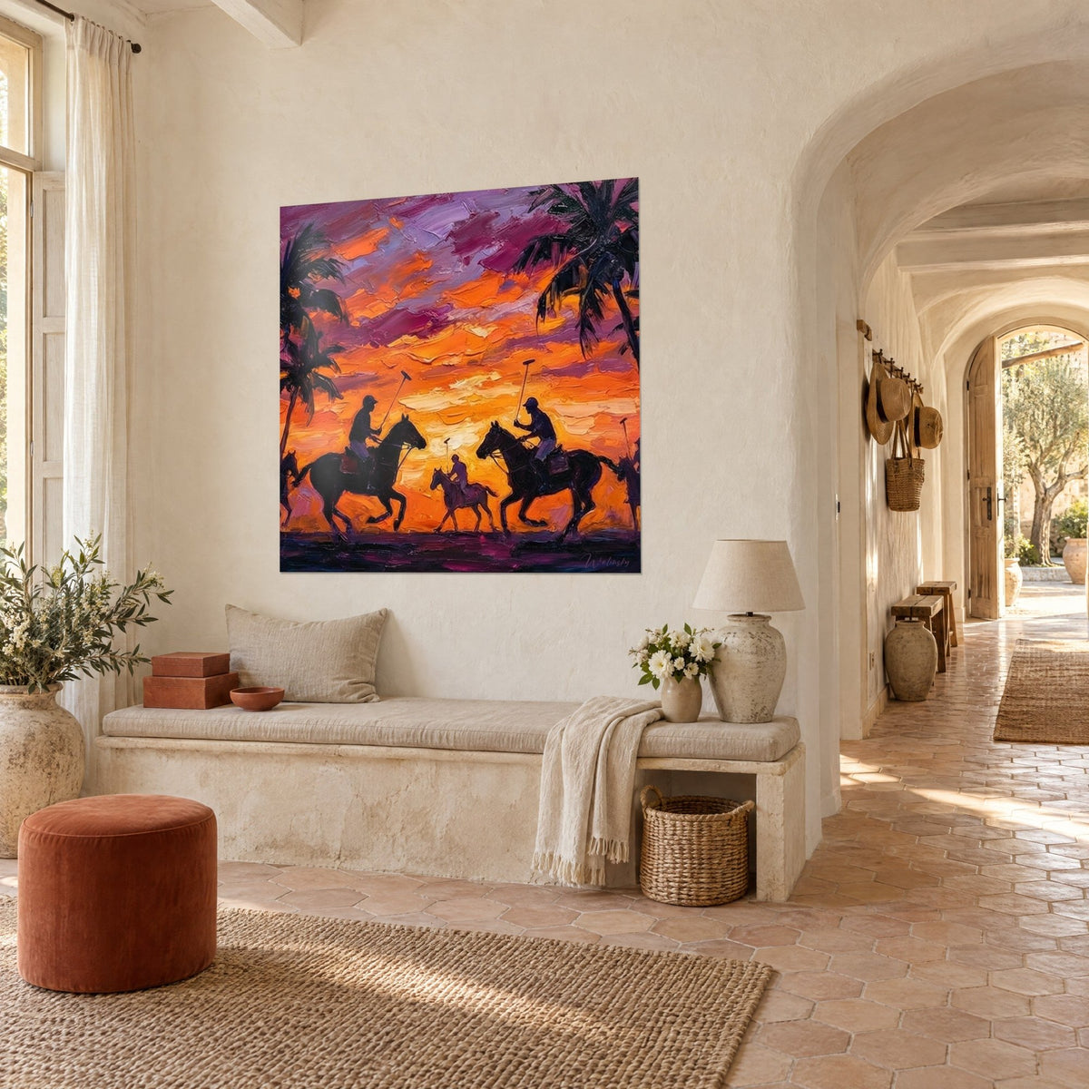 Cuadro jinetes y caballos lanzados al galope bajo un crepúsculo naranja y violeta, mazos en alto, palmeras oscuras, en una masía provenzal