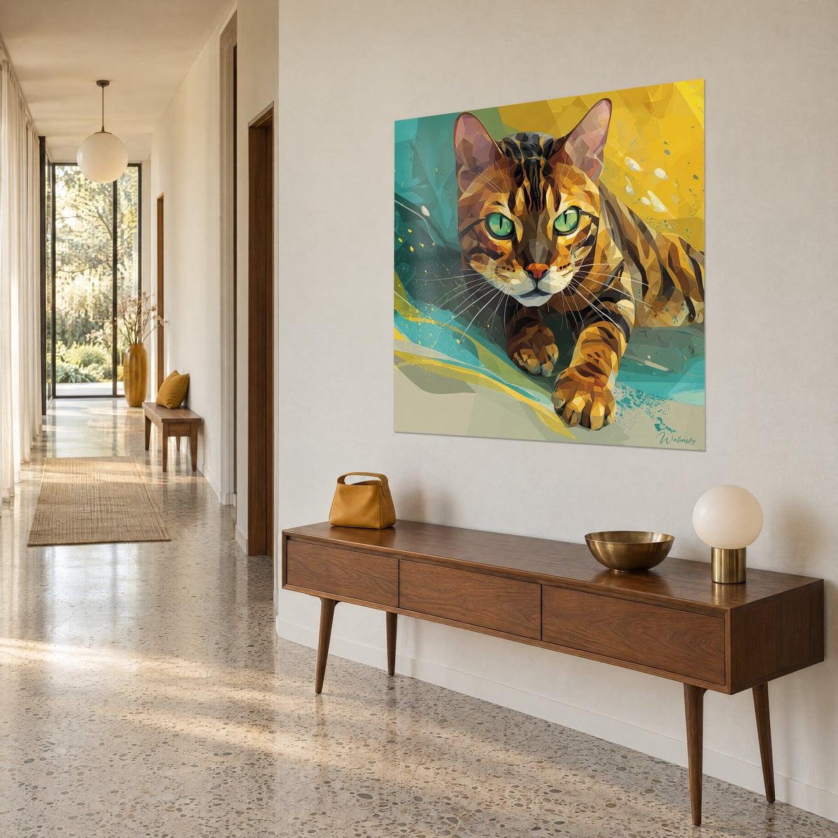 Quadro felino tigrato in sfaccettature ocra e marrone, sguardo verde intenso, schizzi dorati su sfondo turchese, parete bianca e consolle in legno
