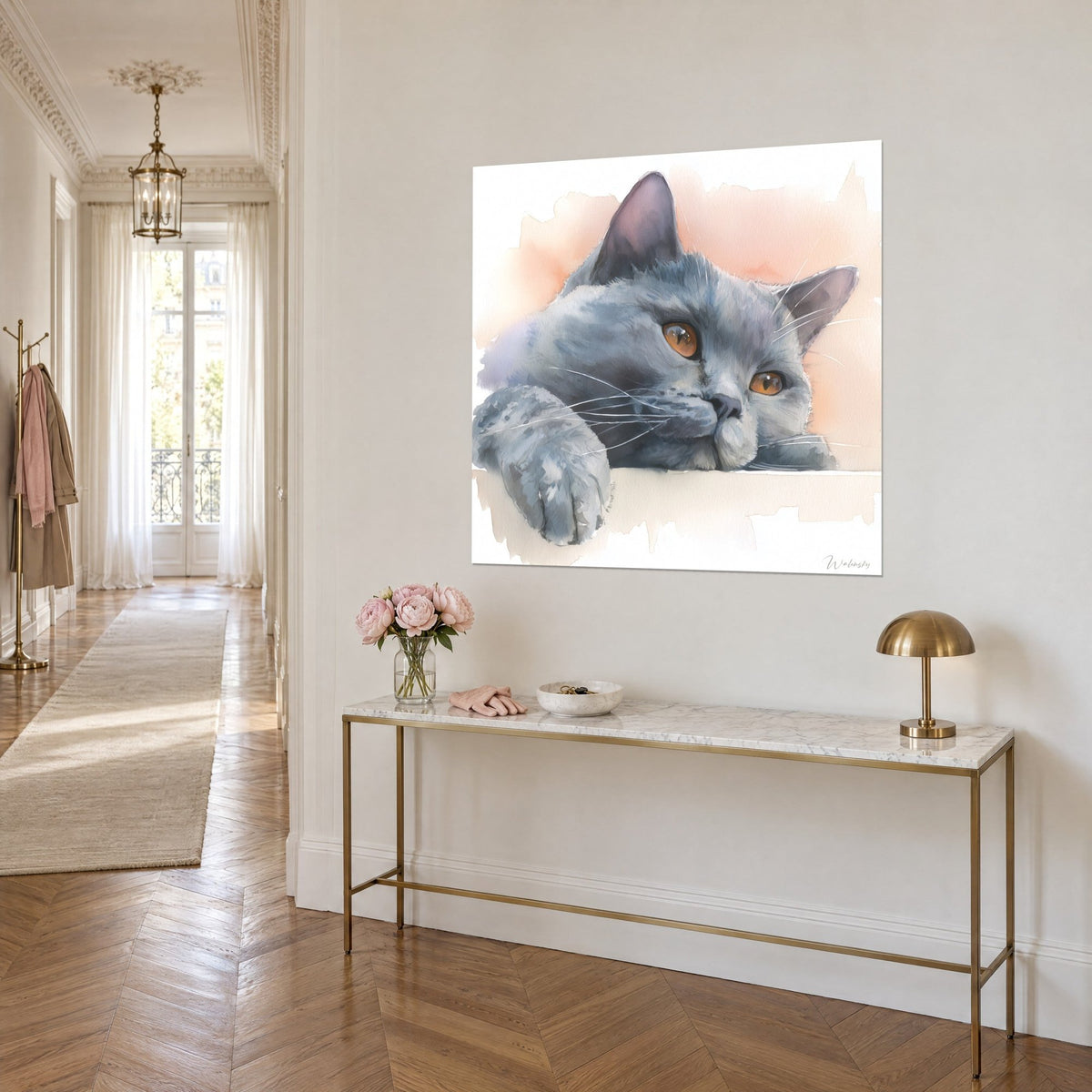 Cuadro felino gris pizarra de grandes ojos naranjas, hocico apoyado en el borde, fondo rosa melocotón, encima de una consola dorada