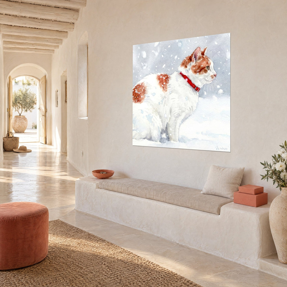 Quadro Japanese Bobtail di profilo nella neve, pelo bianco e rossiccio, collare rosso, in vista a tre quarti su una parete color crema