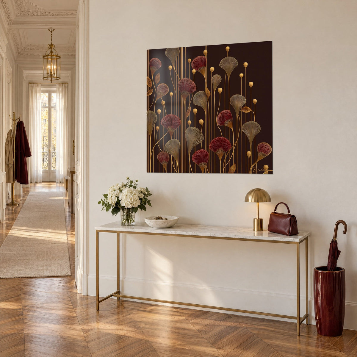 Tableau jardin doré aux corolles rouge bordeaux nervurées et boutons ronds dorés, vu de trois-quarts, console d'entrée haussmannienne