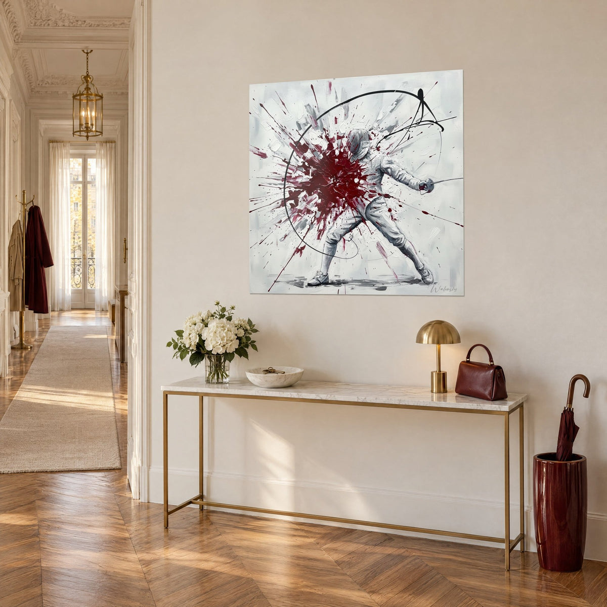 Gemälde eines Florettfechters im vollen Ausfallschritt, bordeauxroter Spritzer und schwarzer kreisförmiger Strich auf beiger Wand neben einer goldenen Konsole
