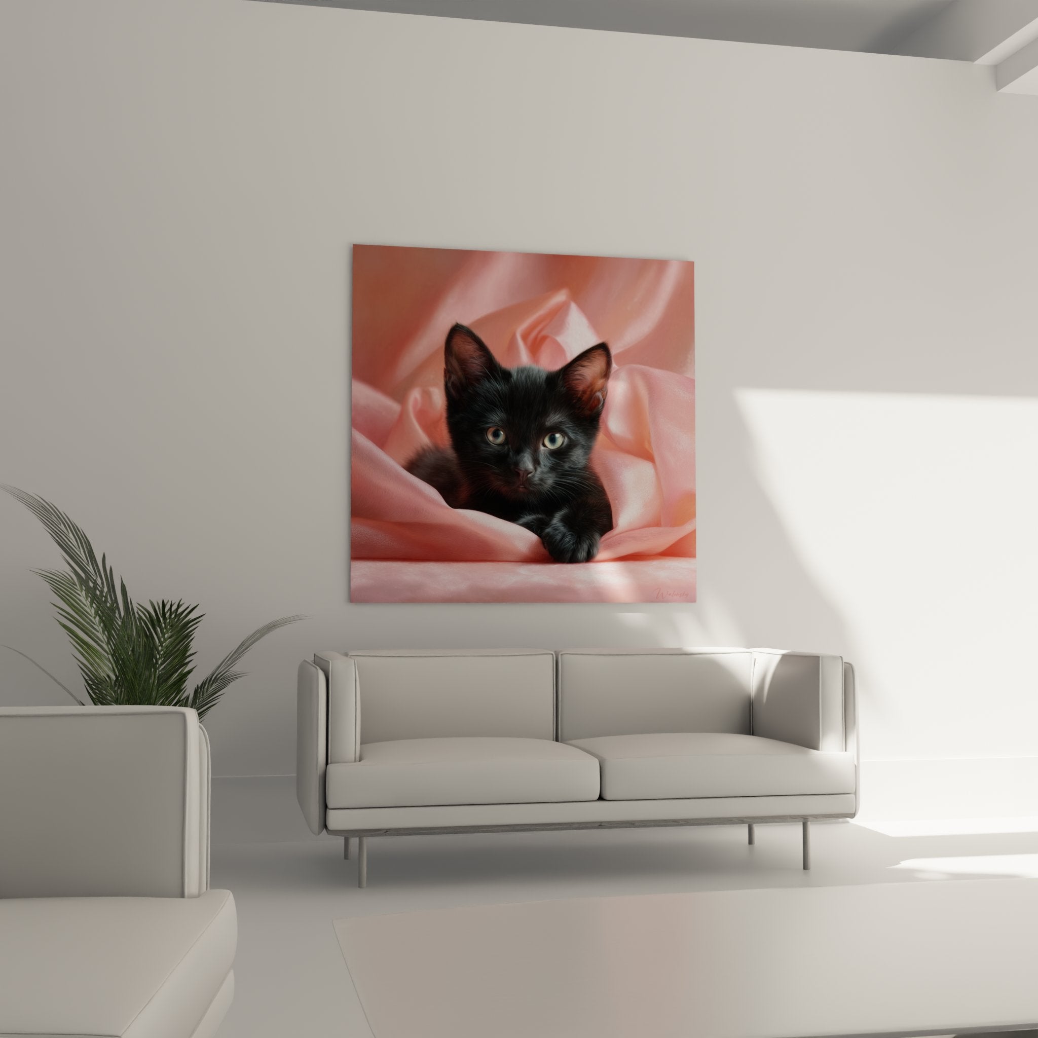 Gros plan sur chaton Bombay noir aux yeux bleus perçants entouré de soie rose délicate