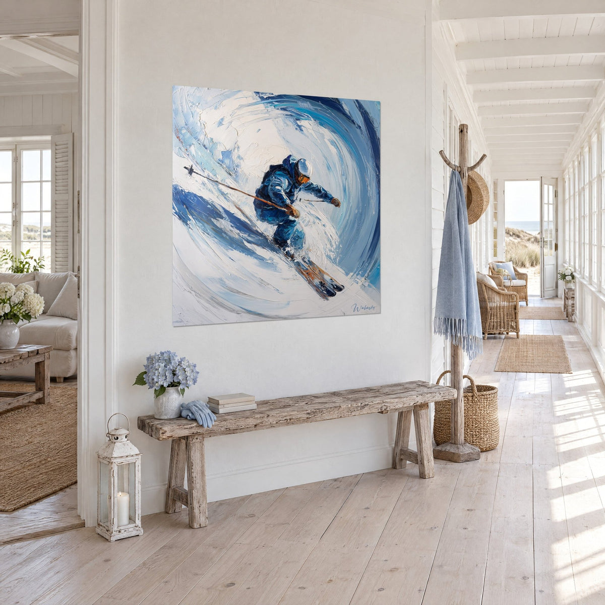 Tableau descente à skis en spirale blanche et bleu glacier, bâtons croisés, empâtements au couteau, dans un couloir de maison balnéaire