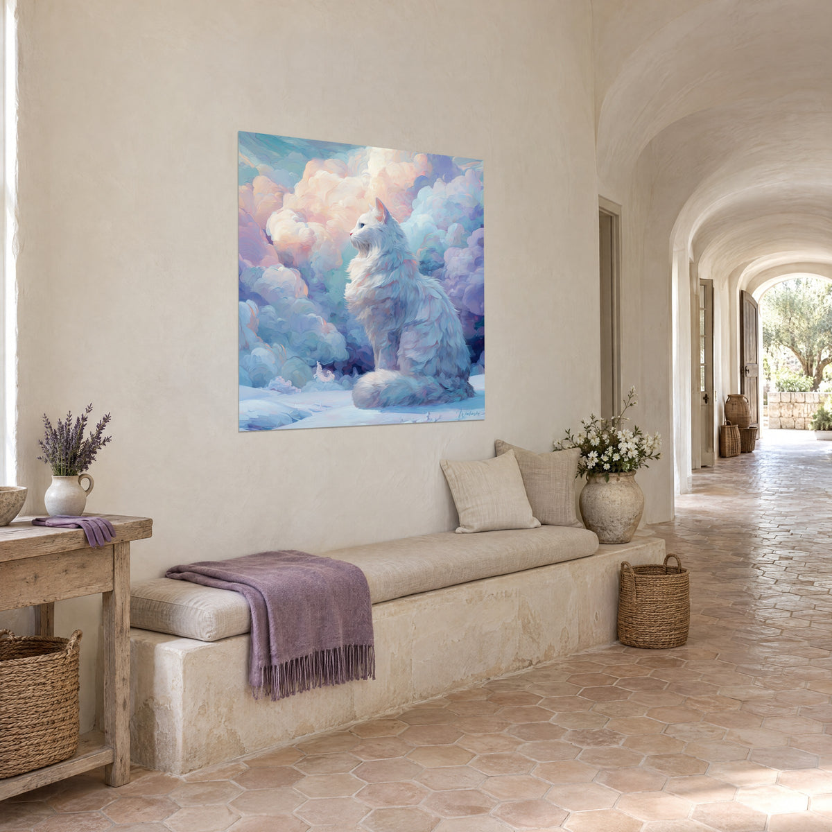 Πίνακας αψεγάδιαστη γάτα Angora, ροζ αυτί όρθιο, μπροστά σε λεβάντα και τιρκουάζ σύννεφα, ασβεστωμένος τοίχος προβηγκιανού μας
