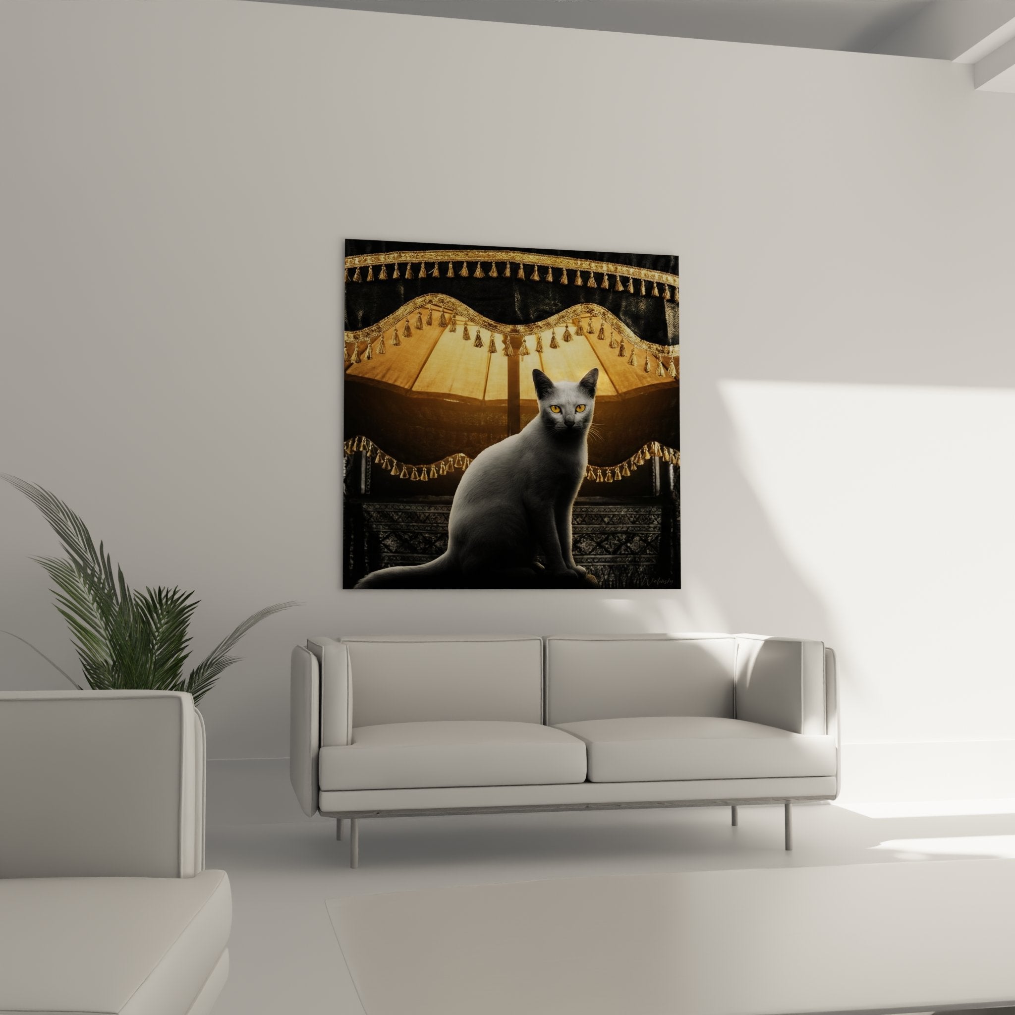 Detail rapproche du chat aux yeux ambre et des ornements dores du parasol oriental avec finitions luxueuses