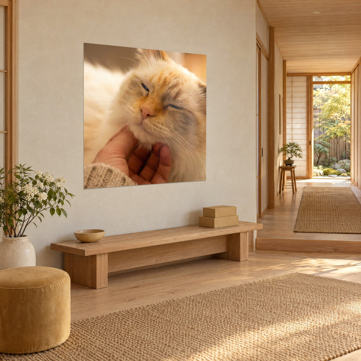 Gemälde Porträt einer Katze, die sich unters Kinn schmiegt, weißes und apricotfarbenes Fell, ausgestreckte Hand, beige Wand neben einer Holzbank