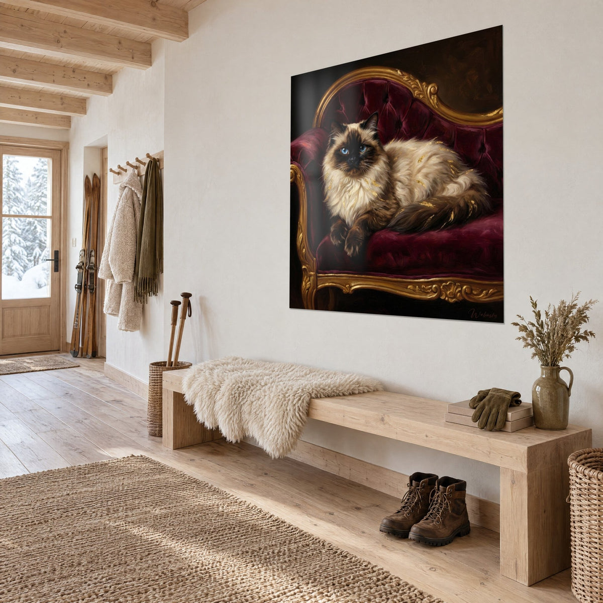Tableau félin crème à masque brun allongé sur un velours capitonné pourpre, cadre doré sculpté, vue de trois-quarts dans un chalet