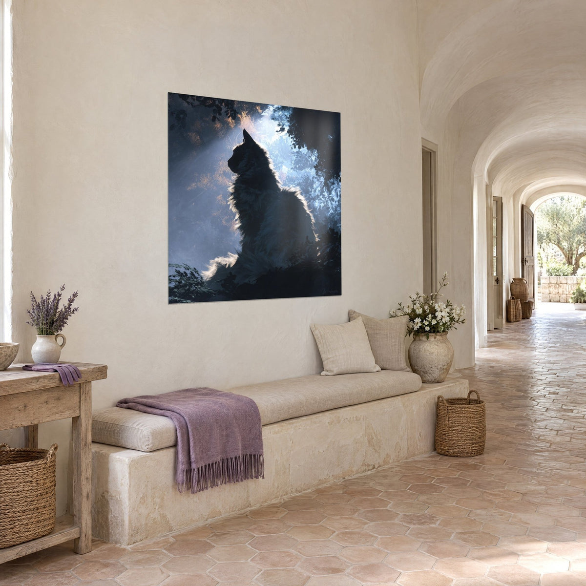 Tableau félin angora de profil, oreille dressée, brume bleu glacé et lueurs cuivrées, dans un mas provençal en vue oblique