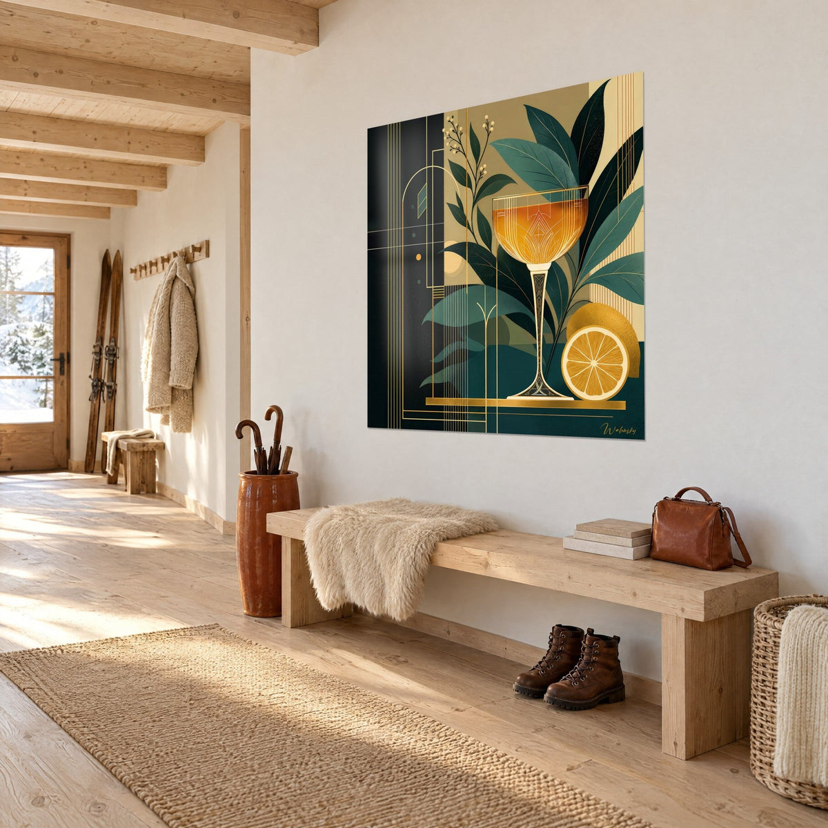 Cuadro copa de pie art déco, líquido naranja, tallos dorados sobre fondo negro y verde, colgado en una pared blanca de entrada de chalet
