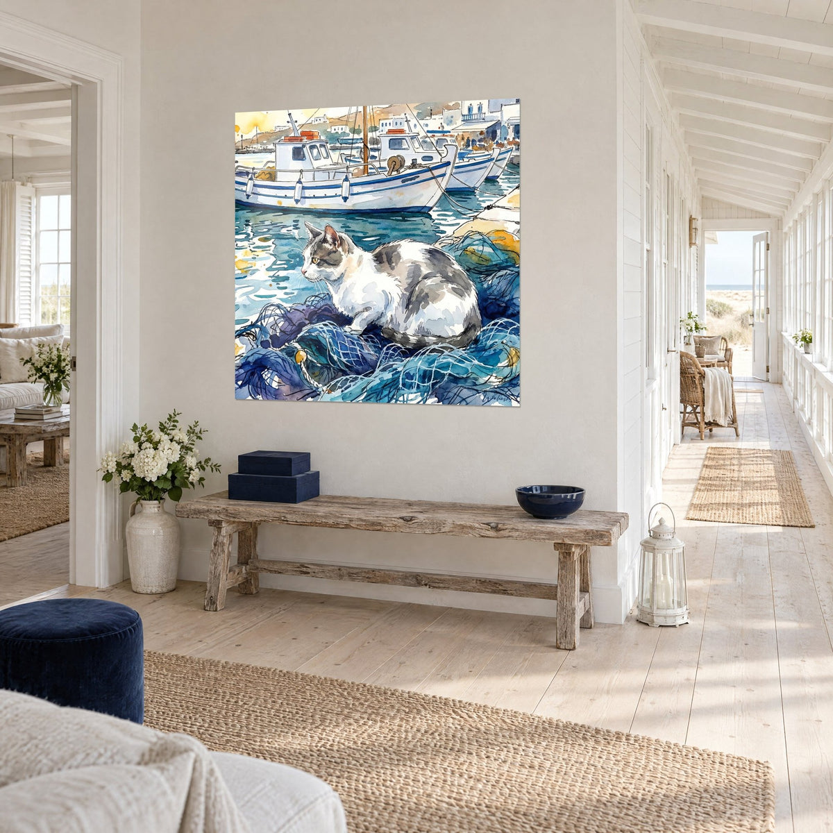 Schilderij wit katje met grijze vlekken, amberkleurige blik over het turquoise water van een Grieks havenplaatsje, opgehangen aan de muur van een gang in een strandhuis