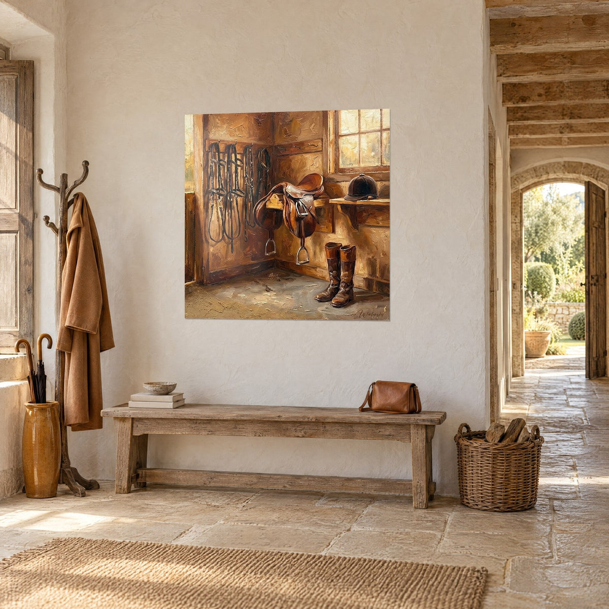 Tableau selle anglaise brun roux suspendue près d'une fenêtre, bottes de cavalier cuir sombre, murs ocre, banc de bois, maison en pierre