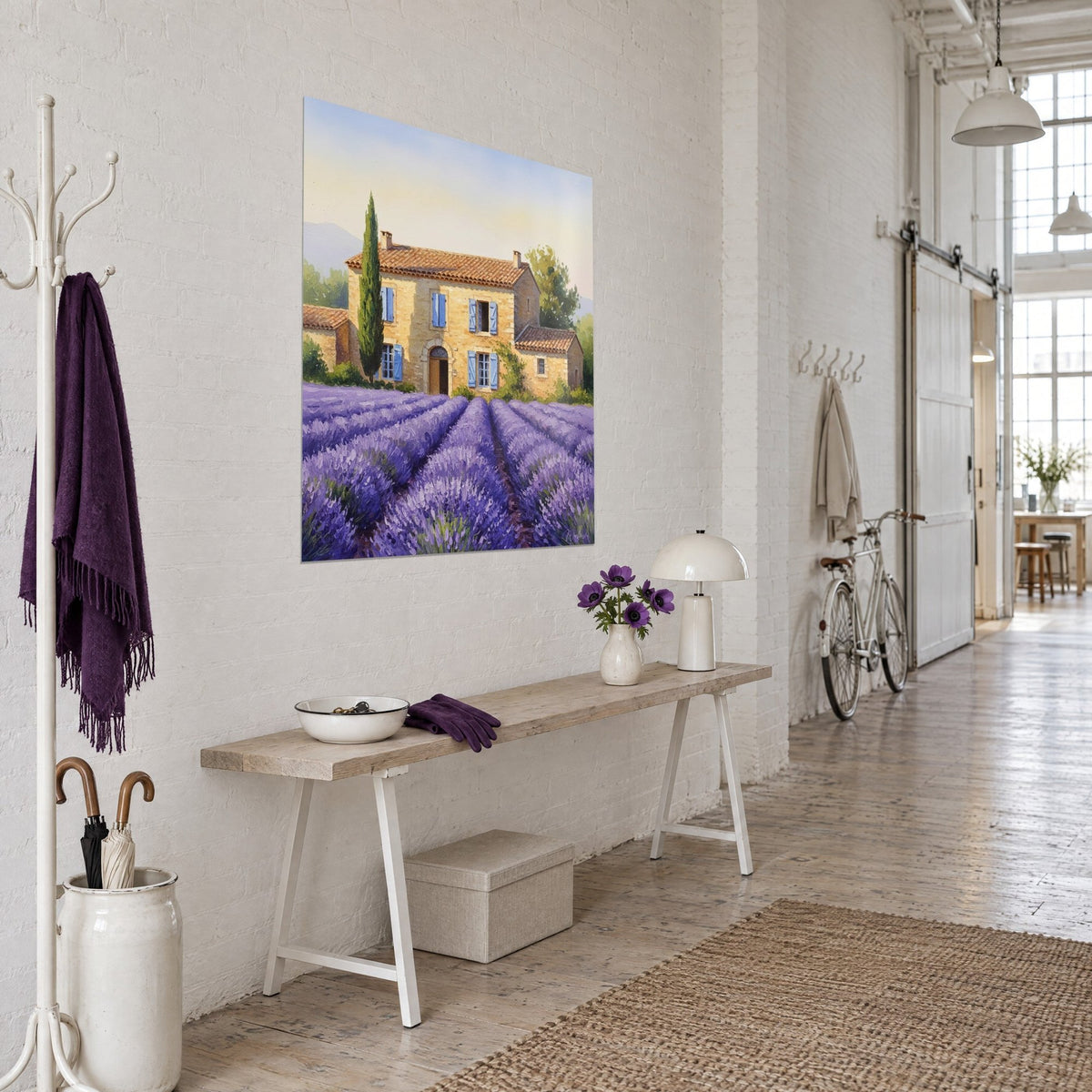 Tableau bastide aux tuiles rousses, cyprès sombre et rangs de lavande mauve, vu de trois-quarts dans un loft clair