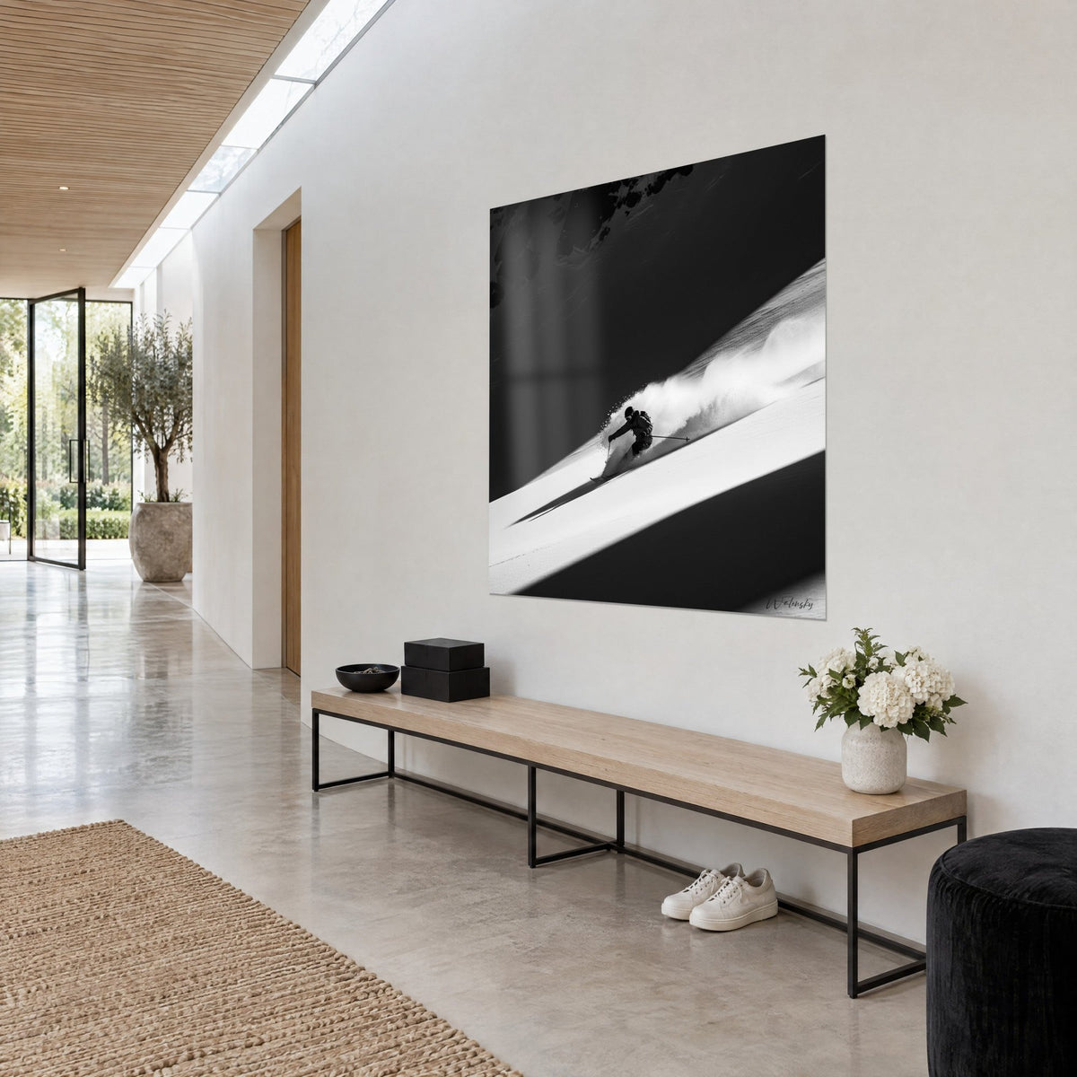Tableau descente hors-piste en diagonale, ombres noires et neige éclatante, accroché au-dessus d'un banc en bois dans un couloir clair