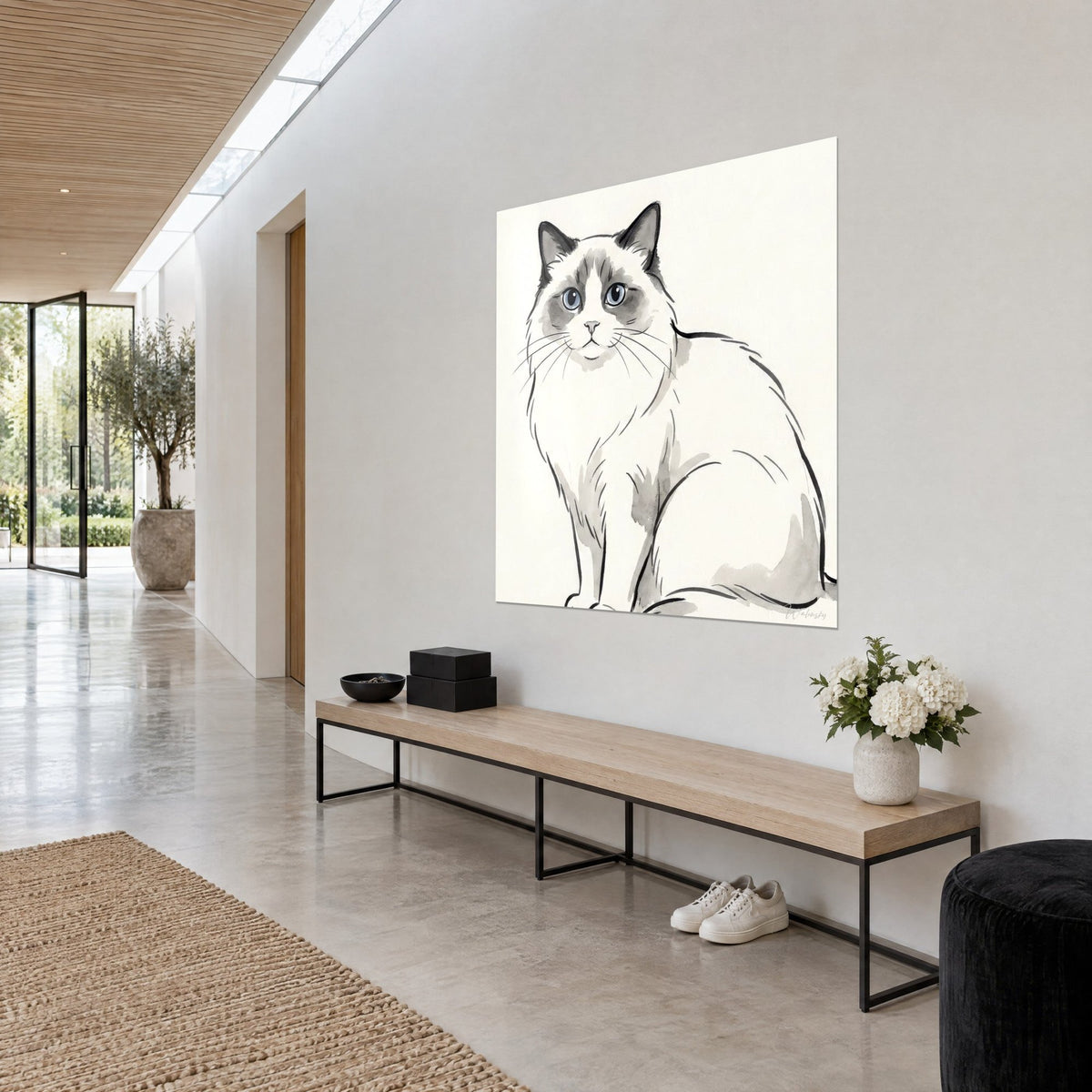 Quadro ritratto felino ad acquerello, pelo bianco crema, macchie grigio perla e tratti di inchiostro nero, parete grigia di un corridoio luminoso