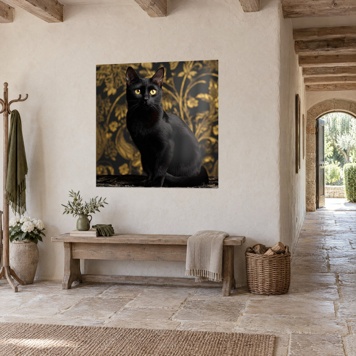 Quadro gatto Bombay dal pelo d'ebano, sguardo ambrato e arabeschi dorati, appeso in un corridoio di pietra chiara