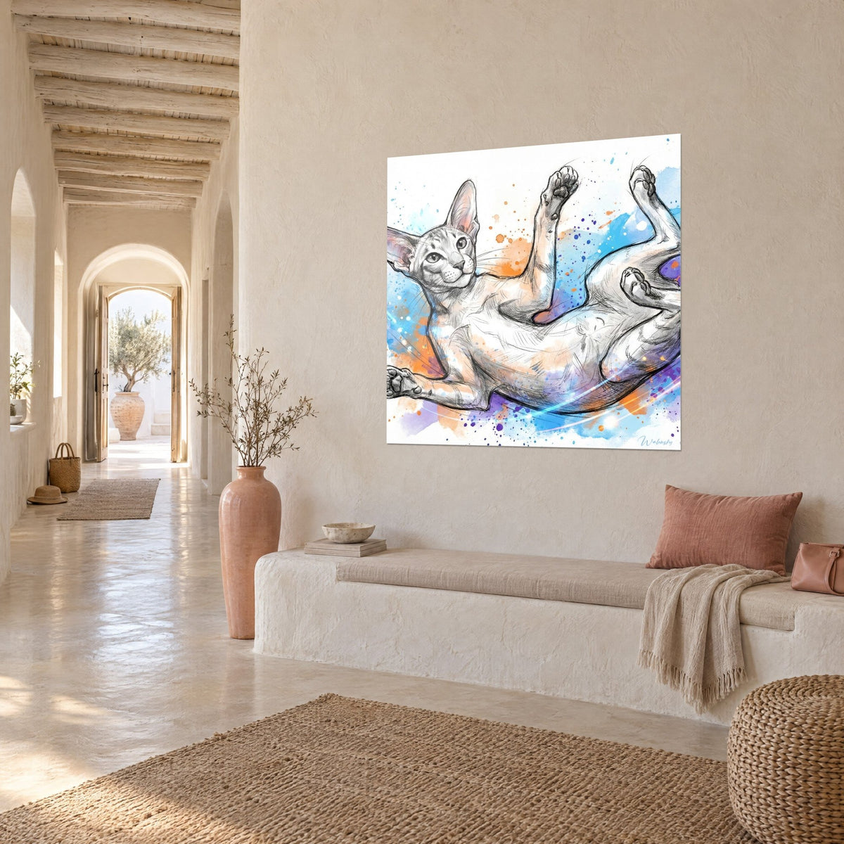 Schilderij Siamese kat met grote roze oren, grijze schets en paarse vlekken, beige muur van een Mediterrane gewelfde galerij