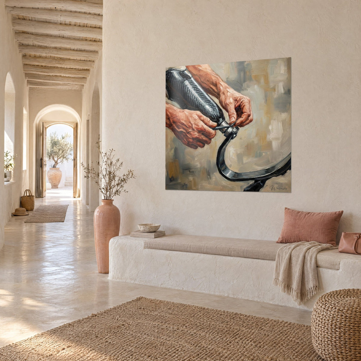Tableau artisan ajustant une lame de course noire, touches terracotta et beige, mur blanc d'un couloir voûté