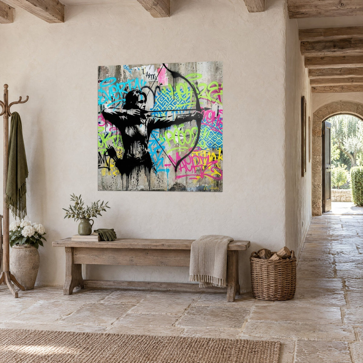 Tableau tireuse à l'arc au pochoir noir coulant, tags rose fuchsia et jaune sur béton, couloir dallé de pierre en perspective