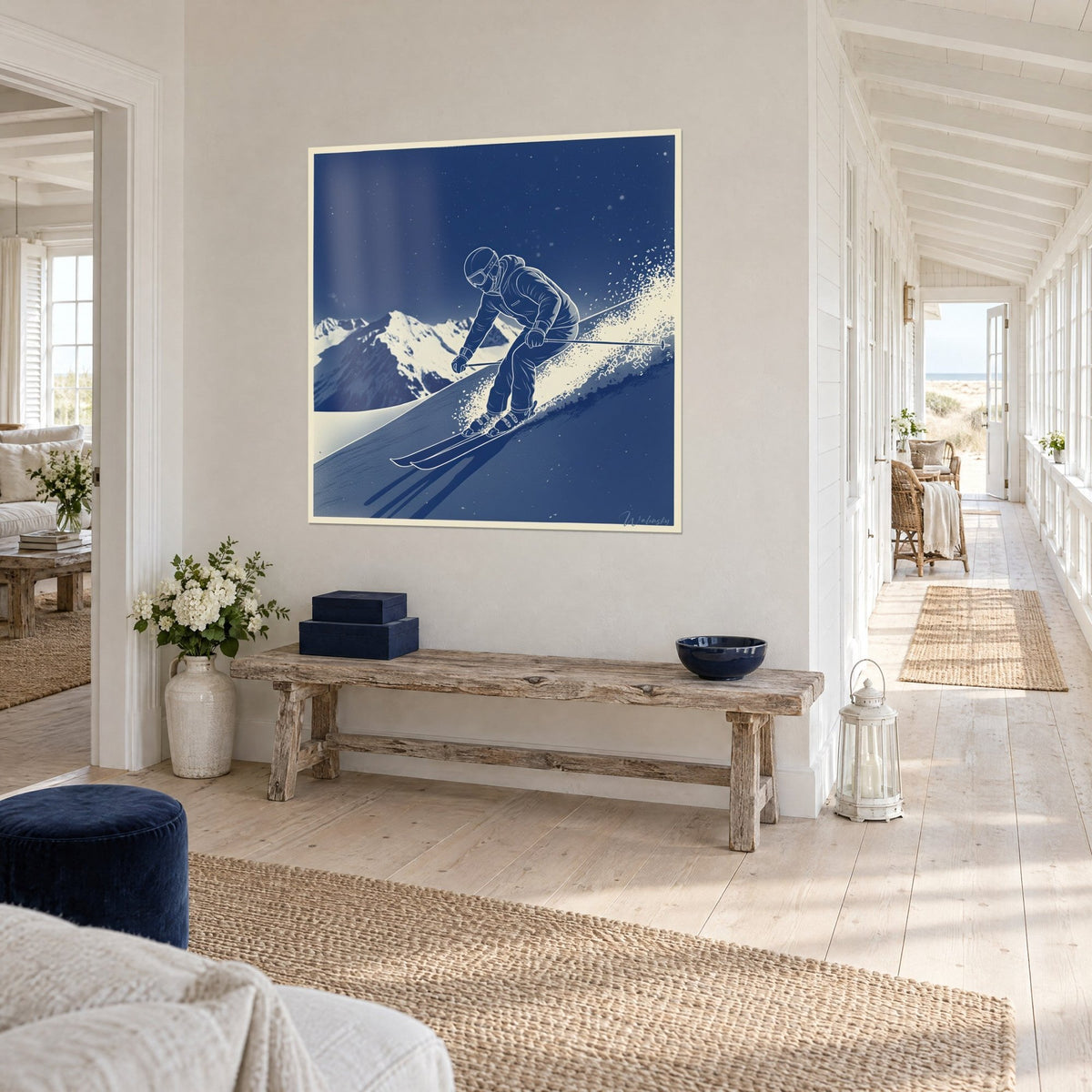 Quadro di una discesa nella neve farinosa, cianotipia blu marino e avorio, vette innevate, consolle in legno e corridoio chiaro