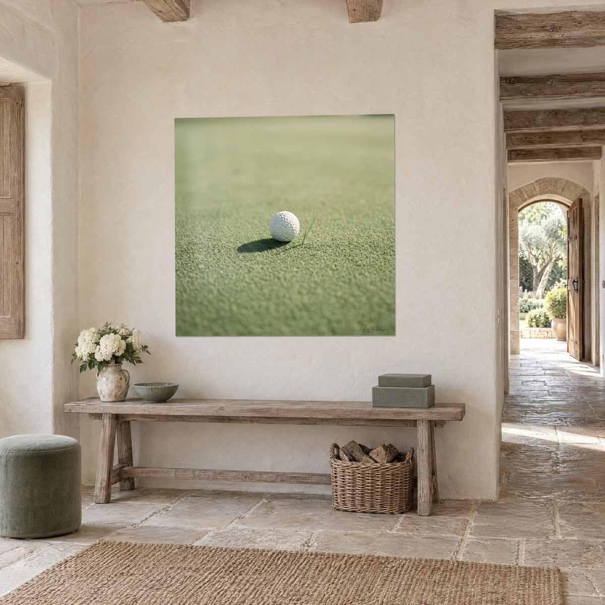 Gemälde makelloses Green in Olivgrün, kleiner elfenbeinfarbener Ball und aufrechter Grashalm, auf beige verputzter Wand, Steineingang