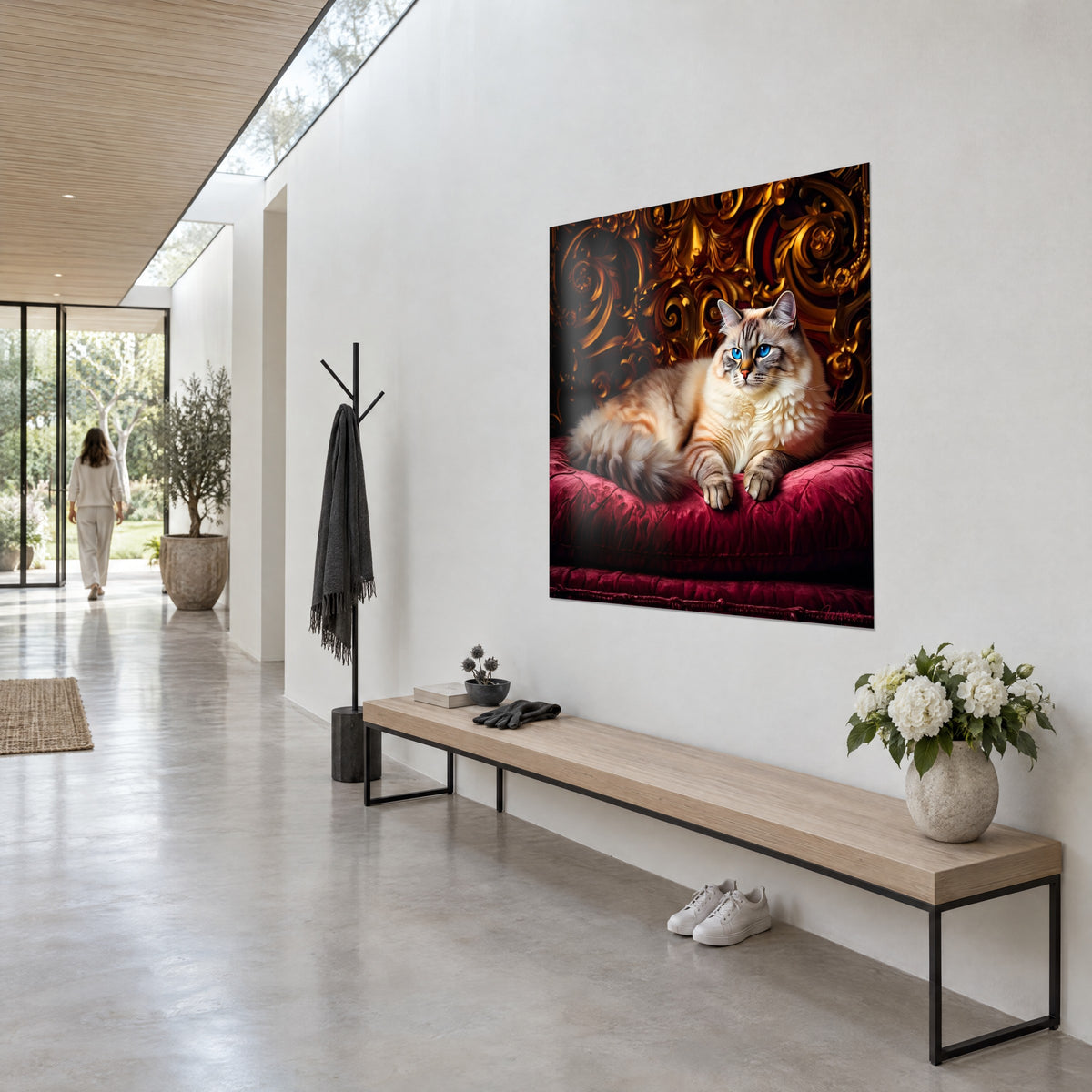 Schilderij crèmekleurige kat met getigerde snuit, poten rustend op diep rood fluweel en amberkleurige krullen, driekwartzicht, architectenhal