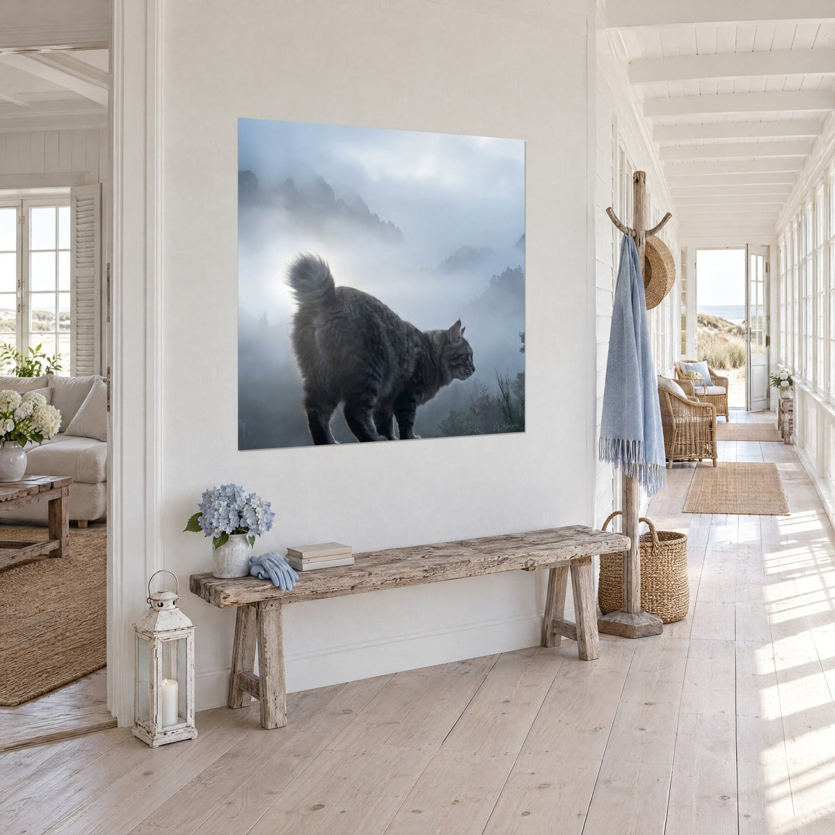 Schilderij katachtige met pompondroevte staart die naar witte en staalblauwe wolken staart, op een entreewand van licht hout