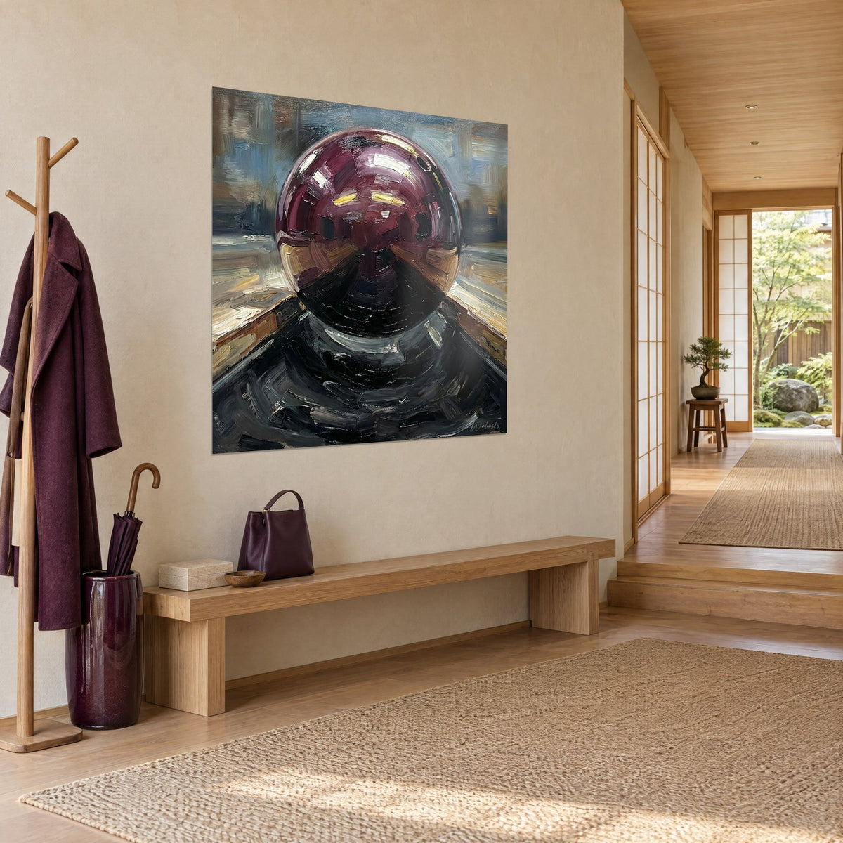Tableau boule de bowling aubergine aux coups de spatule crème, socle noir luisant, vue de trois-quarts dans une entrée japandi