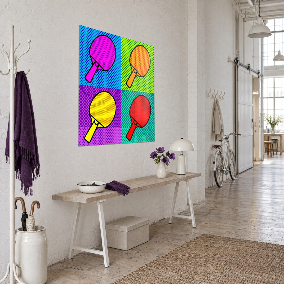 Gemälde mit vier Pop-Art-Tischtennisschlägern, Hintergründe in Blau, Grün, Violett und Türkis, dreiviertel Ansicht neben einer Loft-Konsole