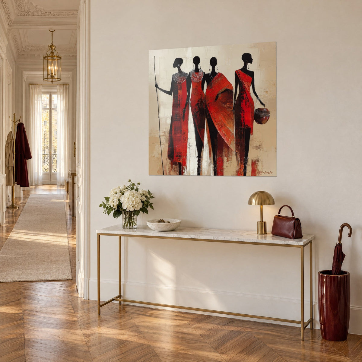 Schilderij slanke Masai-vrouwen, baksteenrode sjaal en zilveren kettingen op crèmekleurige achtergrond, op een vergulde console in een Haussmann-hal