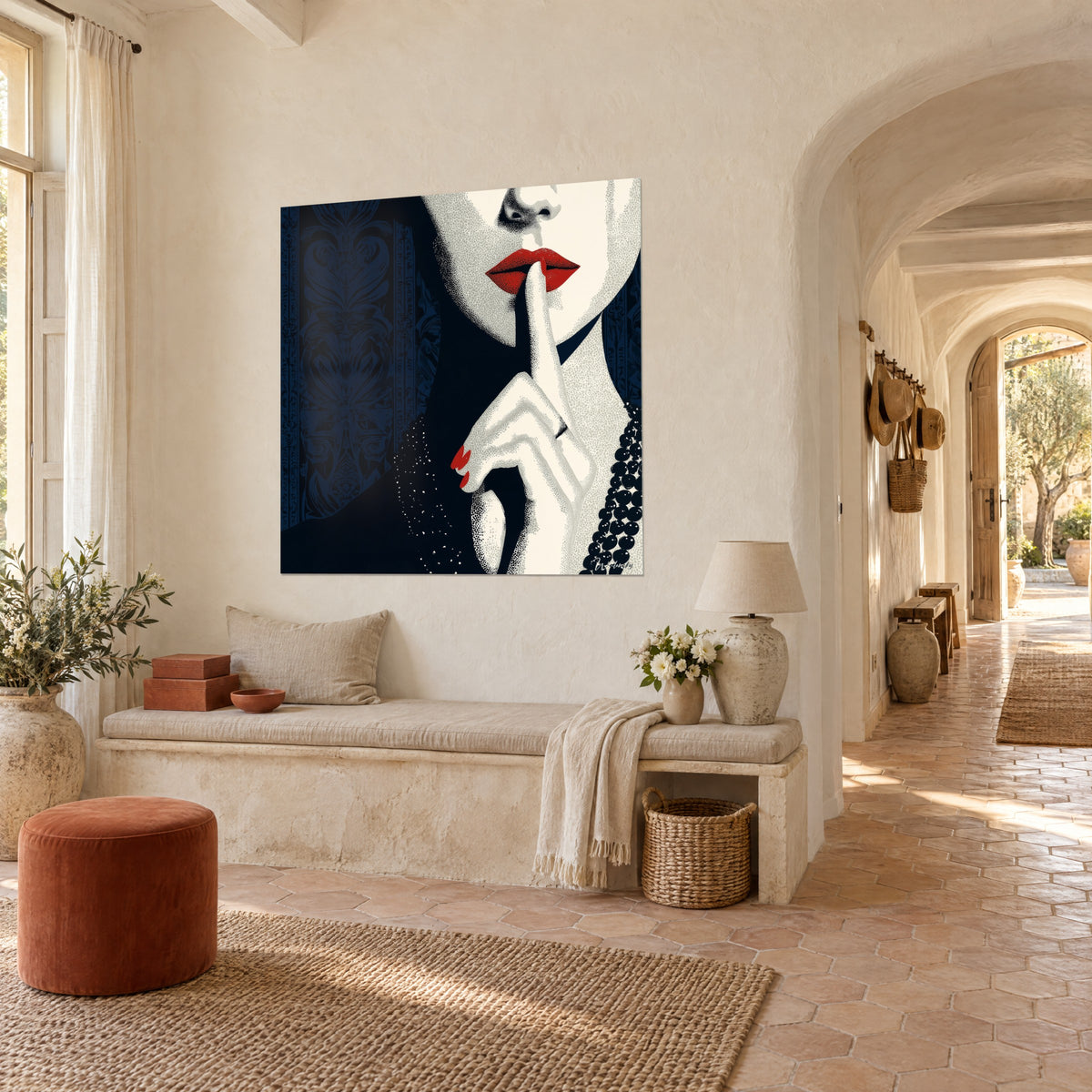 Quadro di silenzio elegante: bocca carminio, unghie rosse e pelle color crema punteggiata su motivi blu navy, in un mas provenzale