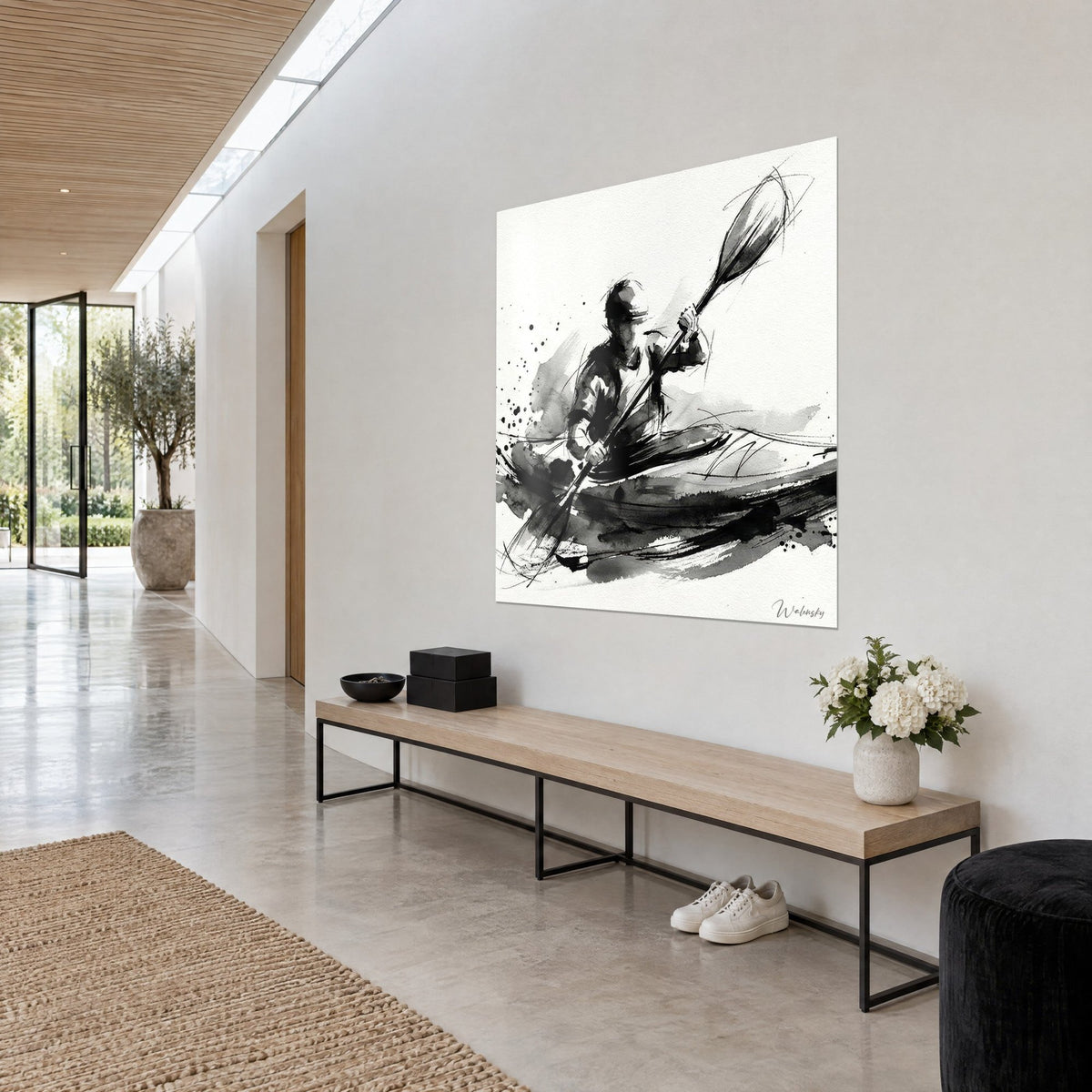 Gemälde eines Kajakpaddlers, schwarze Pinselstriche und perlgraue Nuancen auf weißem Papier, in einem Flur eines Architektenhauses