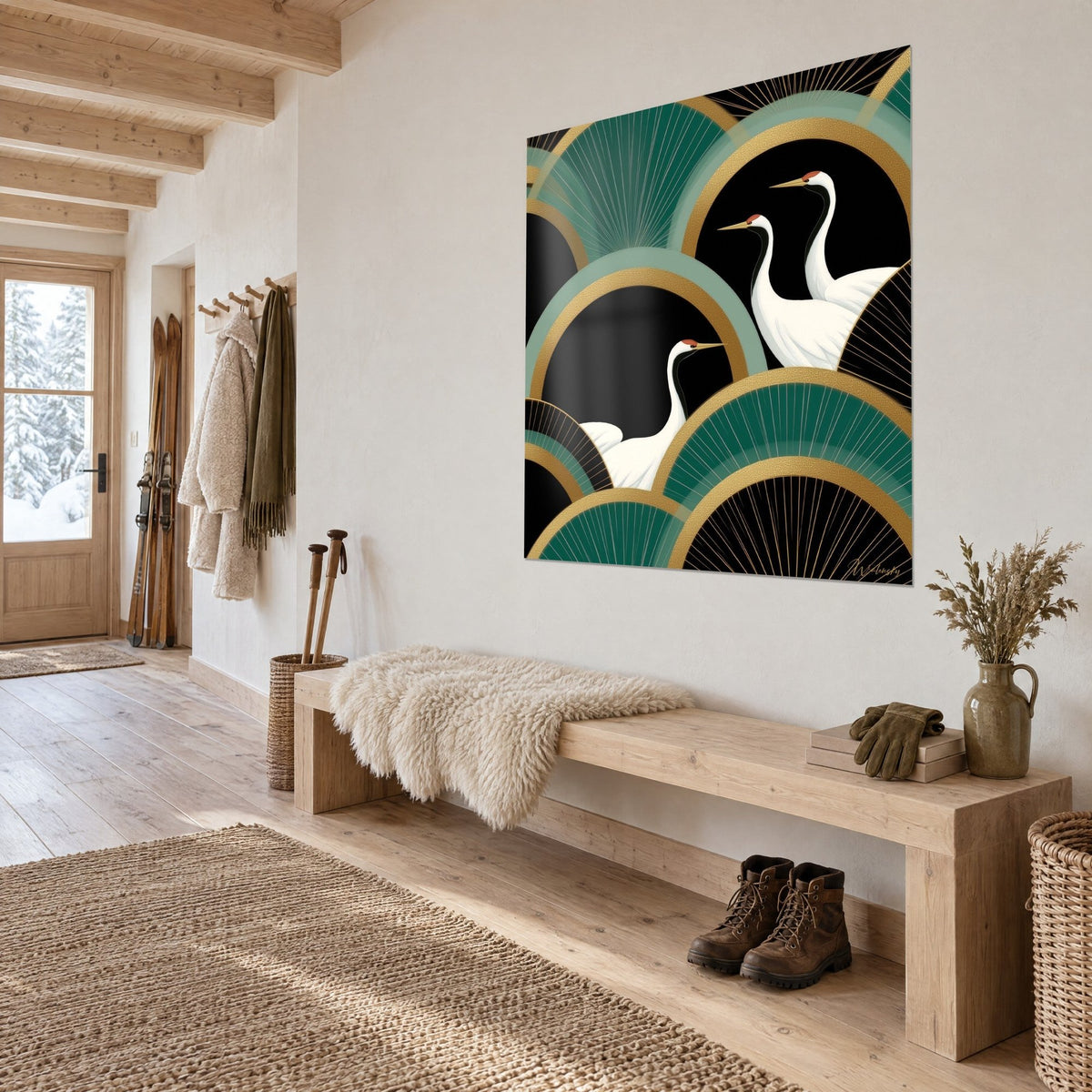 Gemälde dreier Vögel mit langen weißen und schwarzen Hälsen zwischen goldenen Fächern auf schwarzem Grund, dreiviertel über einer Chalet-Bank