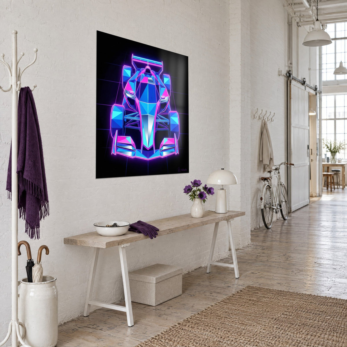 Cuadro de un bólido geométrico visto de frente, alerones fucsia y carrocería cian sobre fondo oscuro, en un loft de artista de tres cuartos