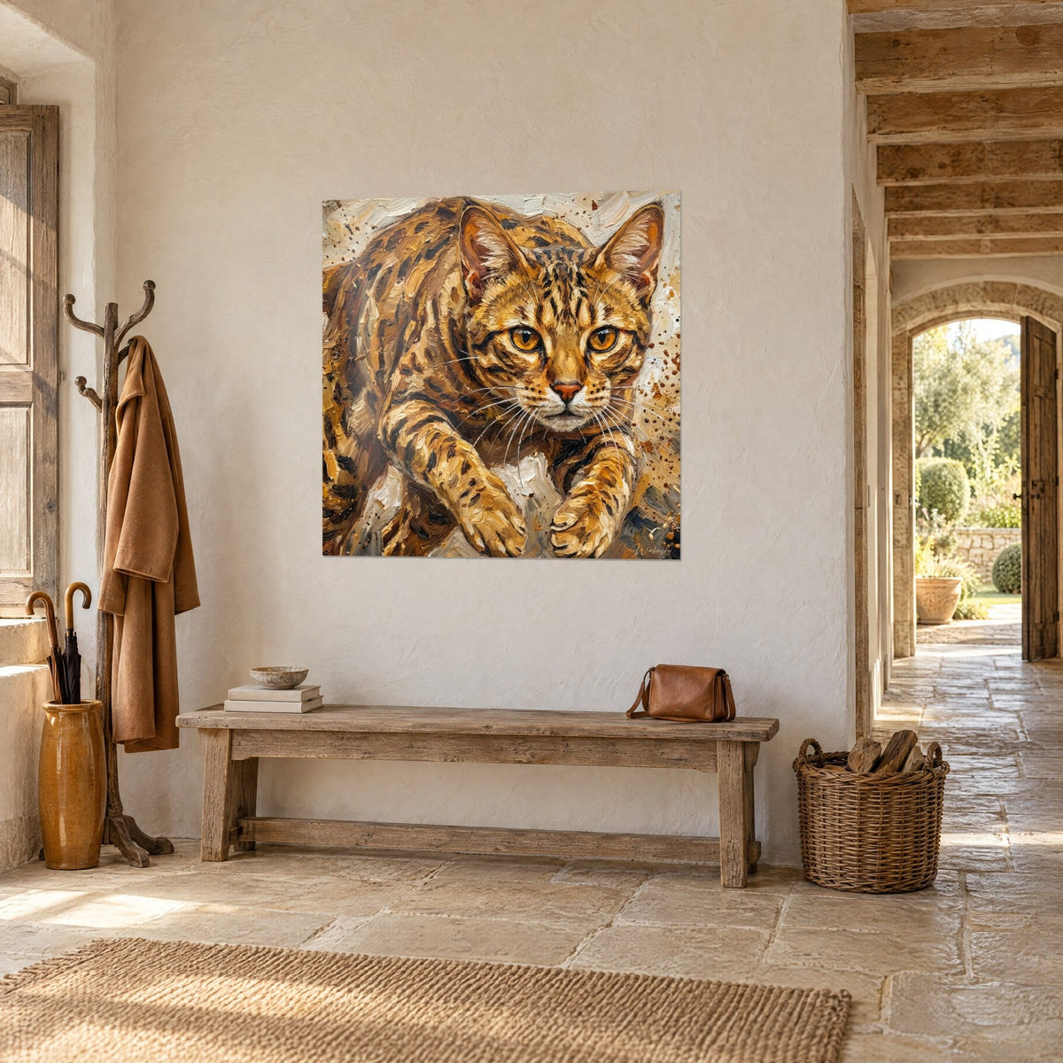 Tableau chat tacheté accroupi aux yeux topaze, pelage miel et brun, vu de trois quarts près d'une arche en pierre