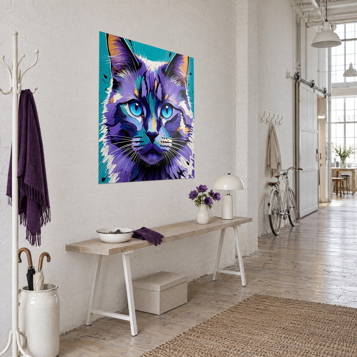 Cuadro felino de iris azules perfilados en negro, pinceladas violetas y toques ocres, visto de tres cuartos en un loft de artista